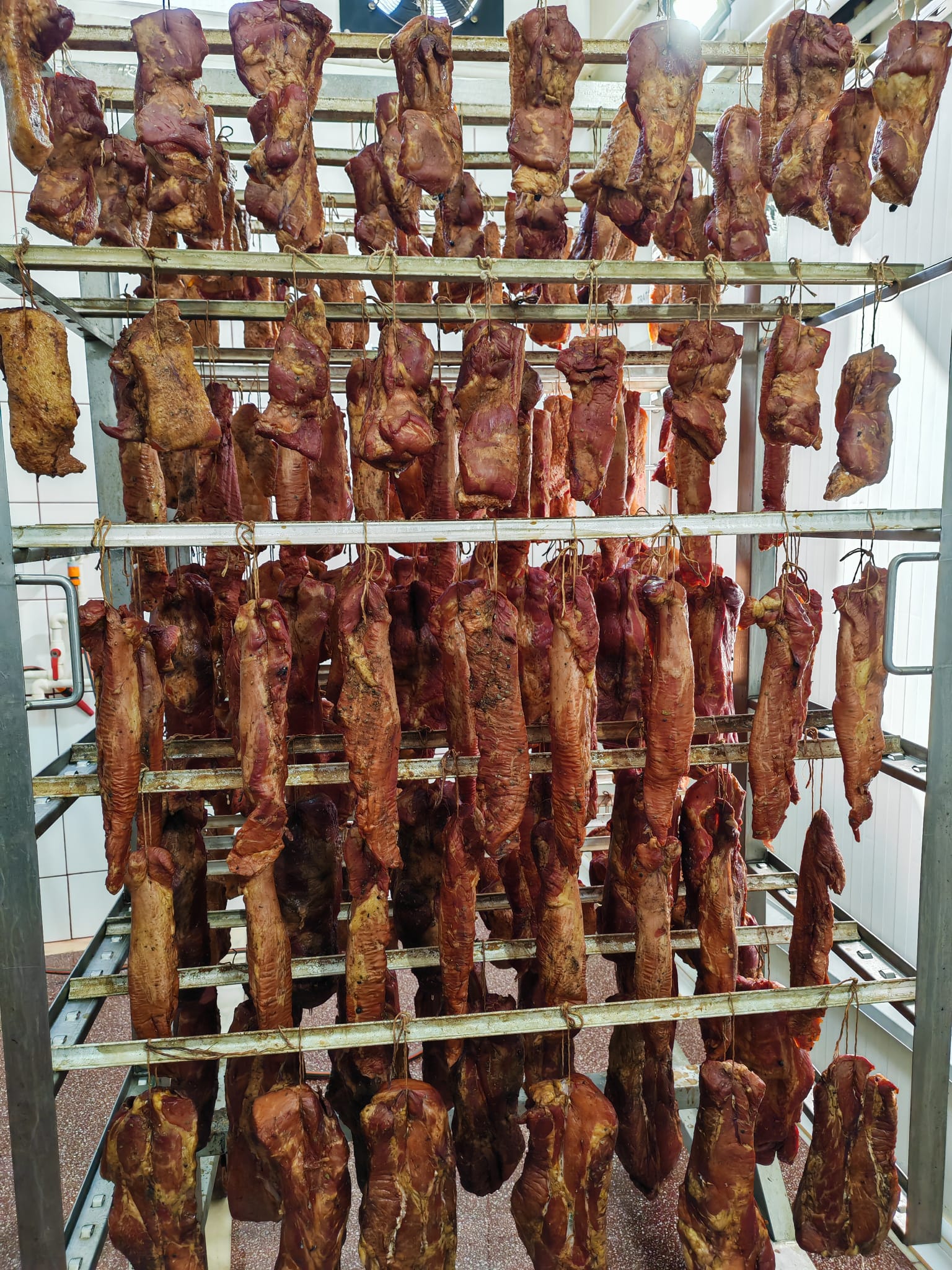 Specialitati din carne afumata pentru HoReCa – restaurante, hoteluri si catering
