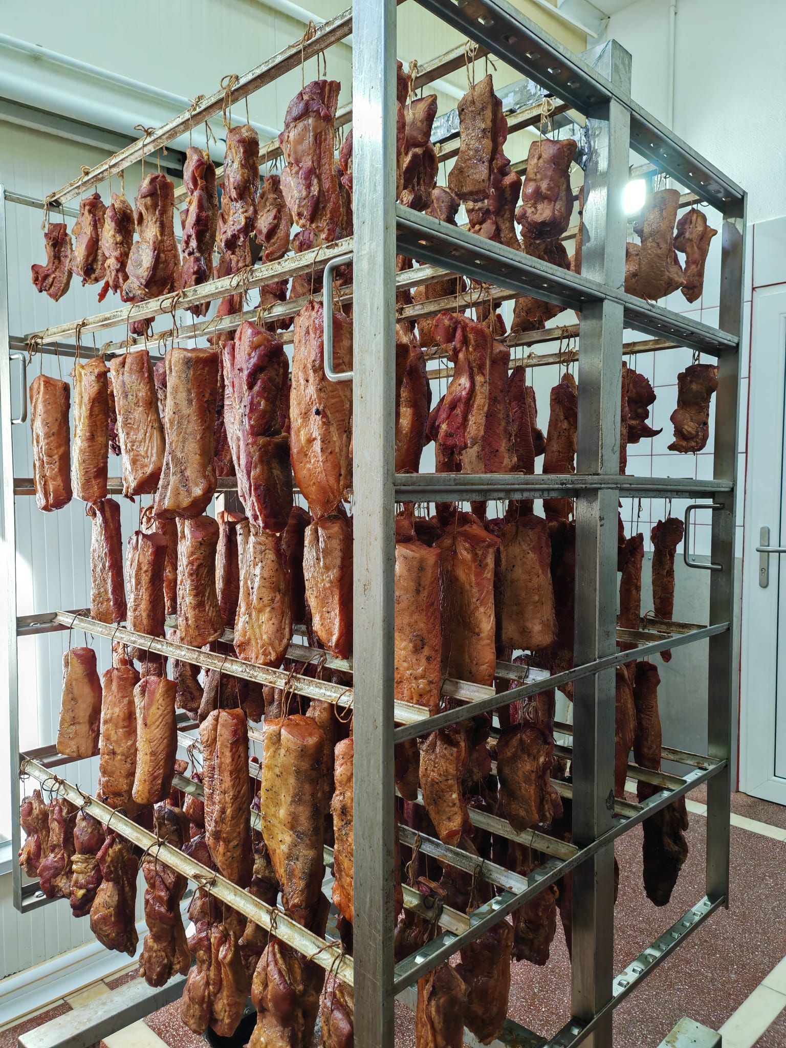 Specialitati afumate din carne pentru HoReCa – restaurante, hoteluri, catering si magazine alimentare
