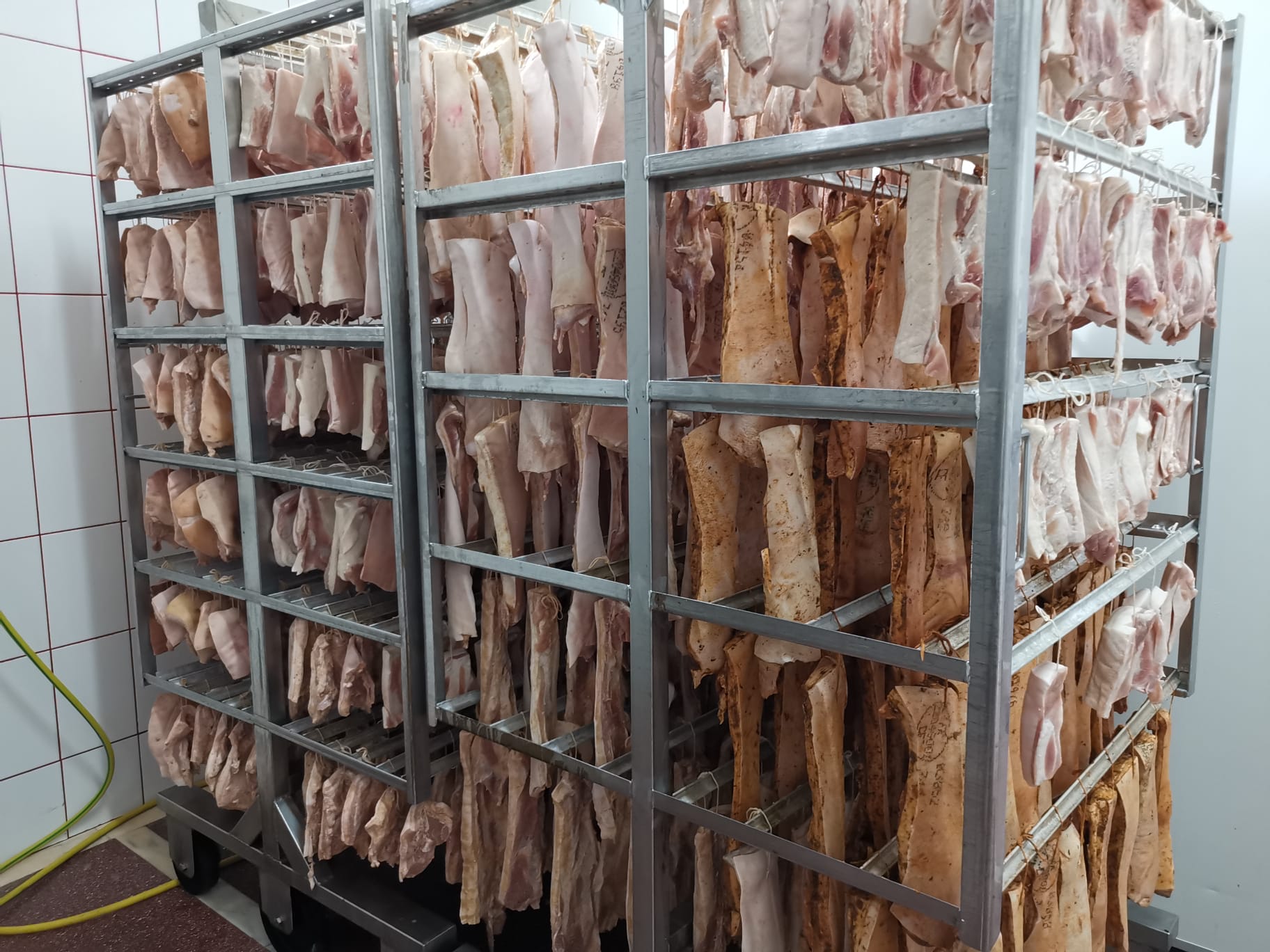 Slanina proaspata si materie prima pentru procesare carne - furnizor HoReCa si macelarii