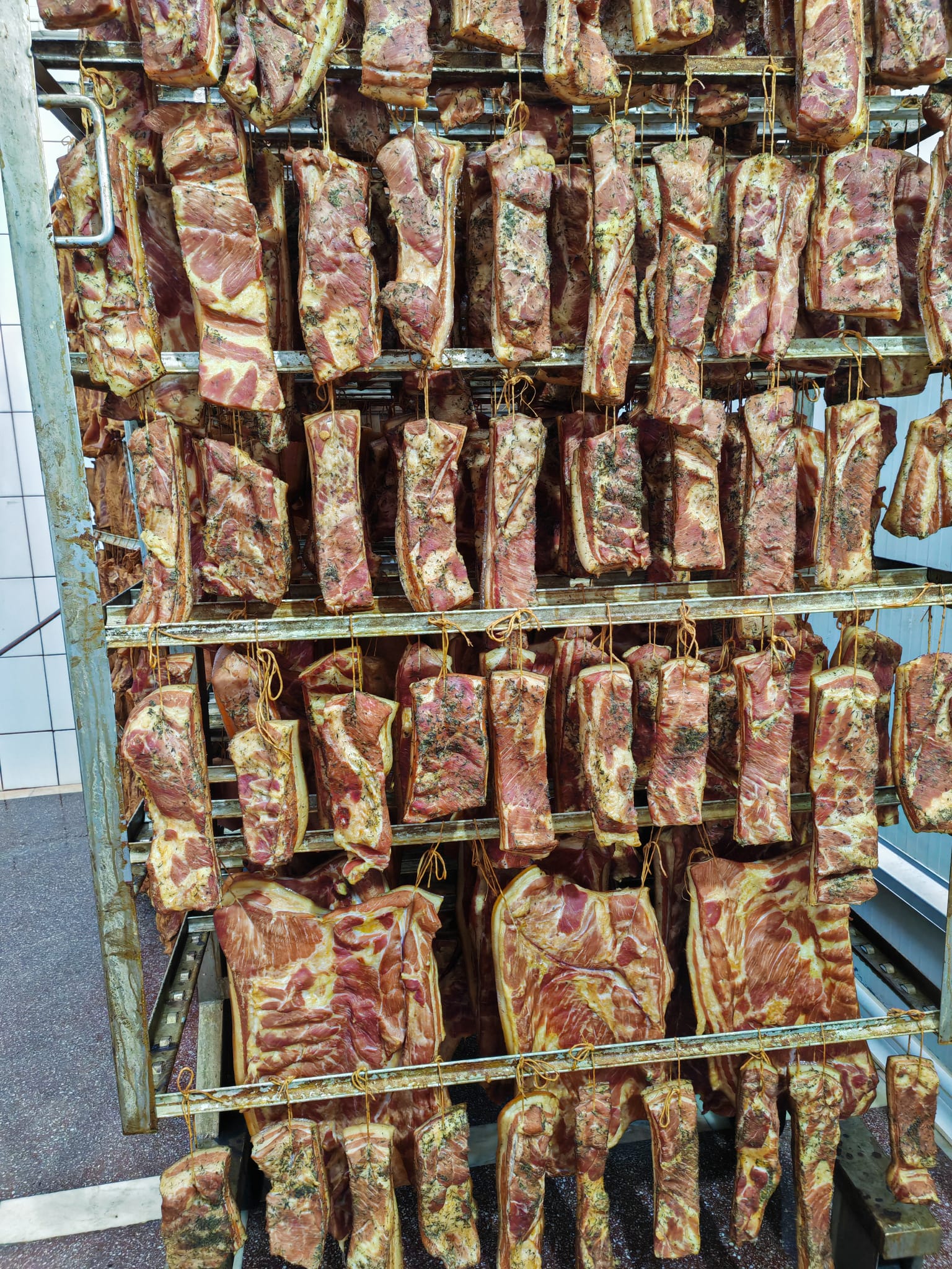 Pastrama afumata si carne marinata pentru HoReCa - producator preparate traditionale din carne