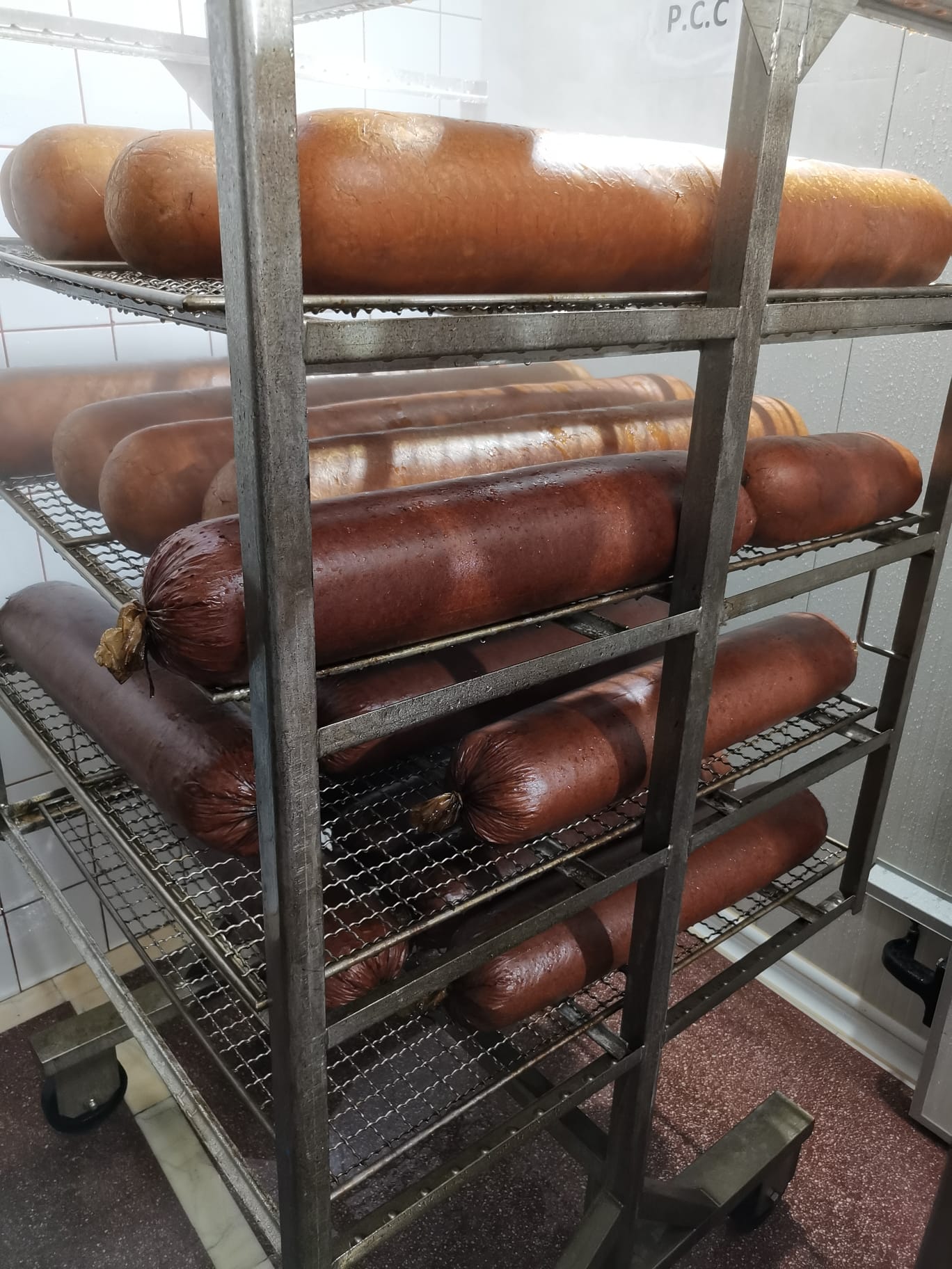 Parizer, mortadella si mezeluri profesionale pentru HoReCa - producator si distribuitor carne