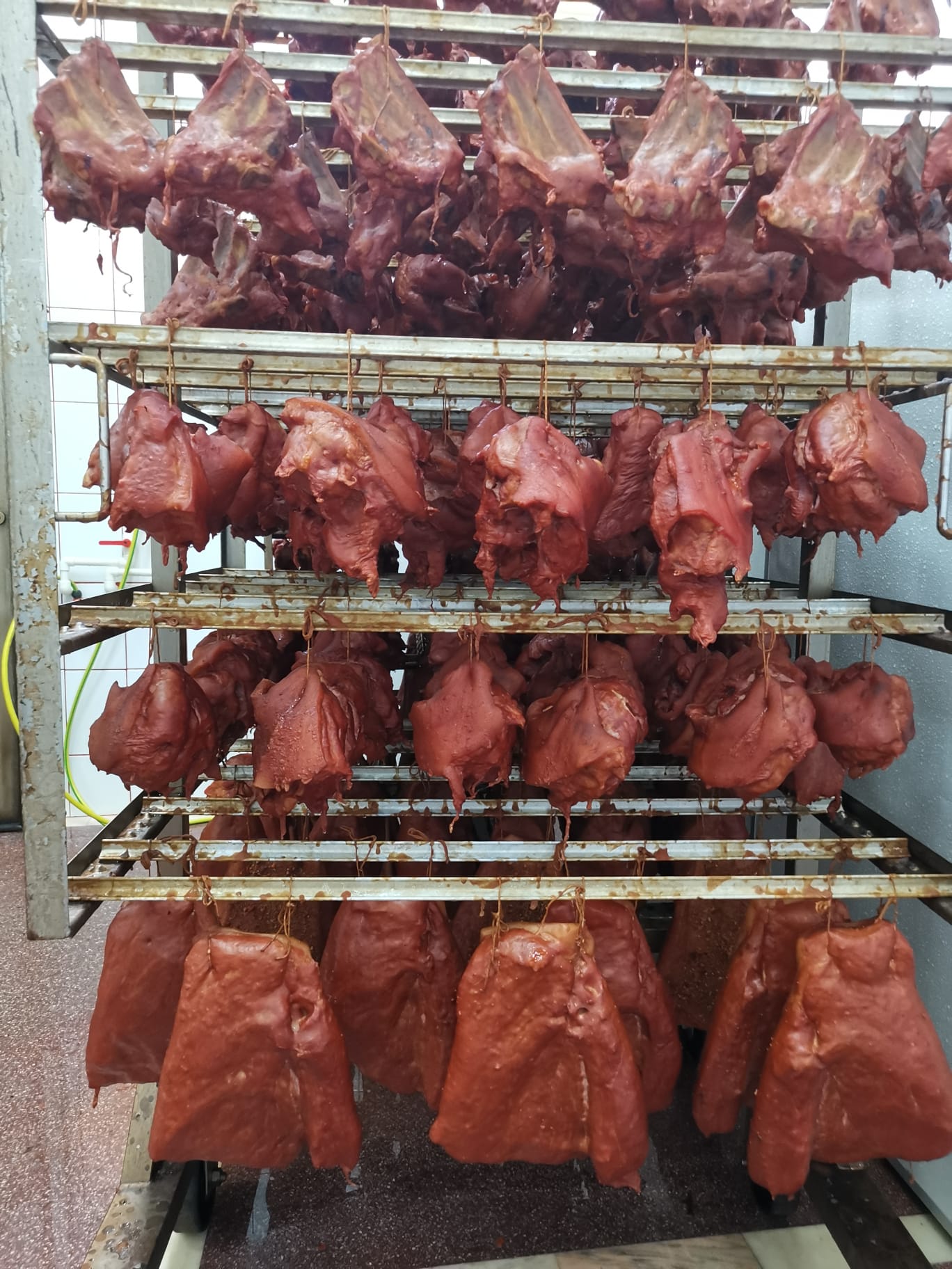 Afumaturi traditionale din porc pentru HoReCa - ciolan, scaricica, cap de porc si preparate premium