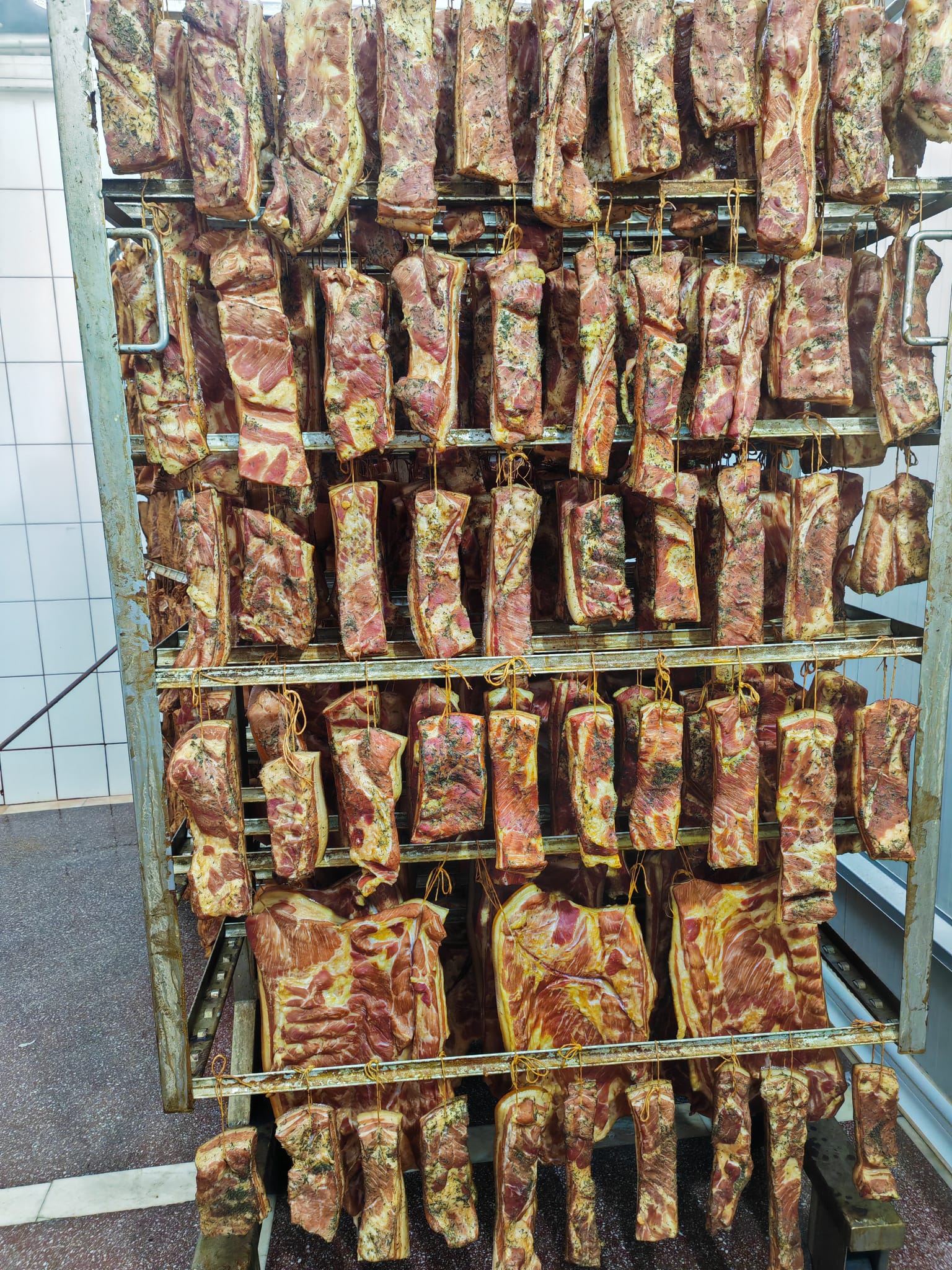 Pastrama afumata si carne maturata pentru HoReCa - producator preparate traditionale din porc