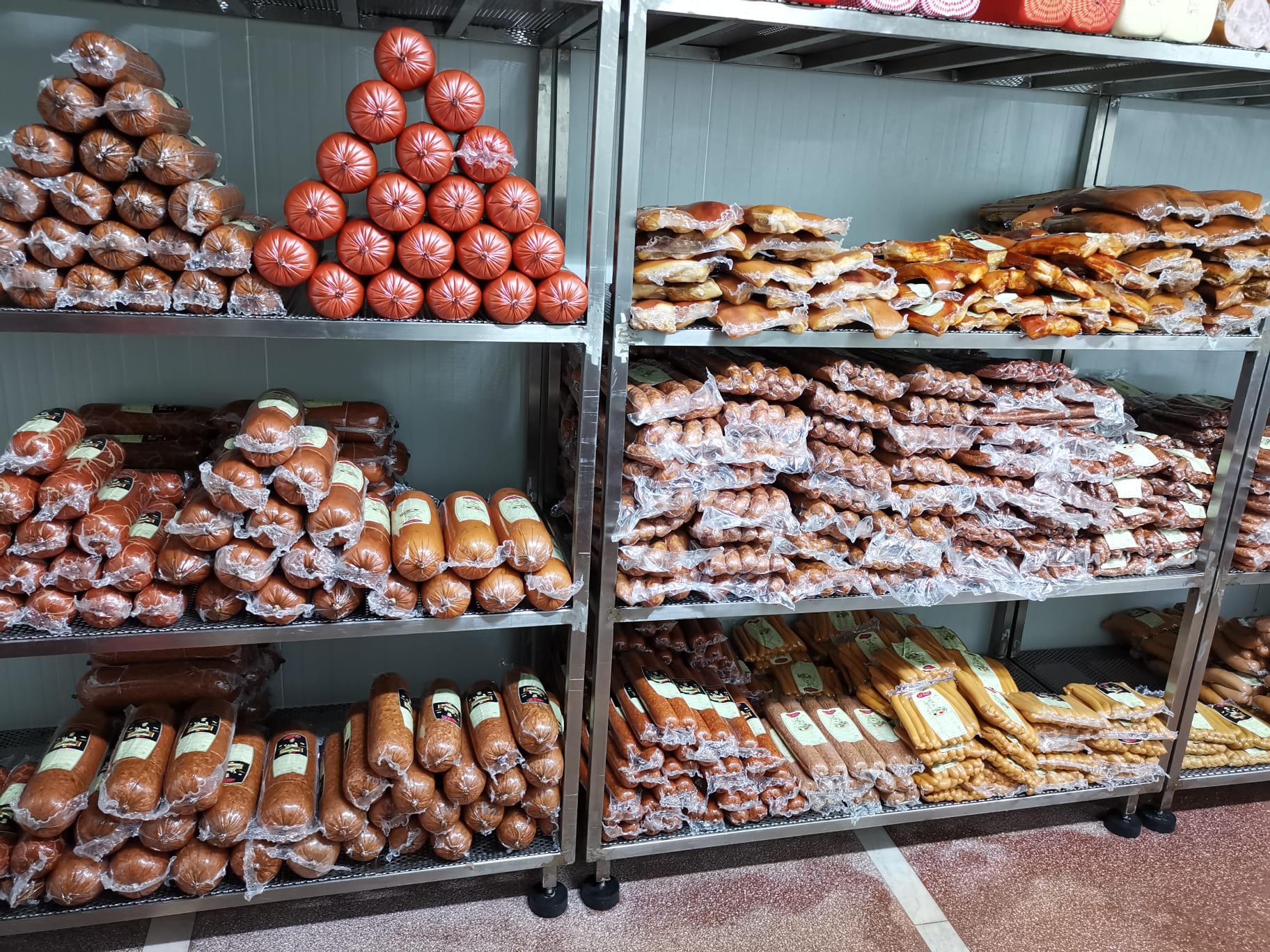 Mezeluri traditionale si afumaturi artizanale pentru HoReCa - productie proprie