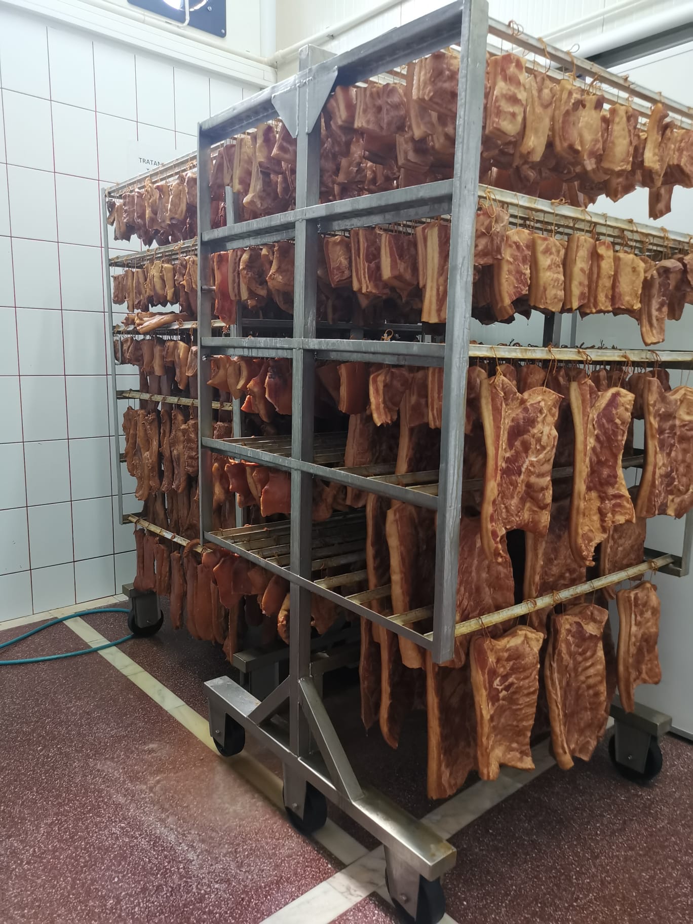 Slanina afumata si piept de porc traditional - productie proprie pentru HoReCa si magazine