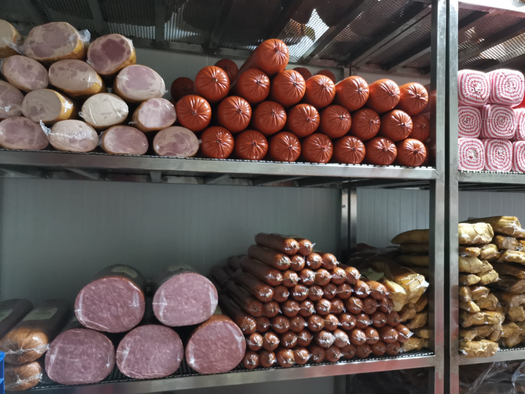 Mezeluri traditionale si afumaturi productie proprie pentru restaurante, magazine alimentare si distribuitori