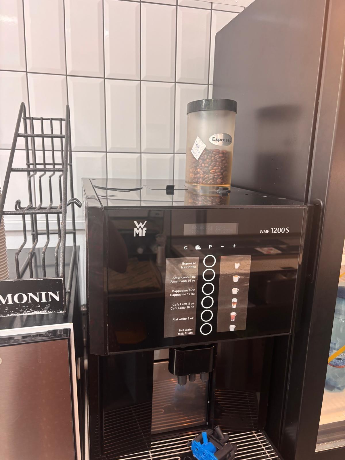 Aparat profesional de cafea WMF1200S - revizii la zi