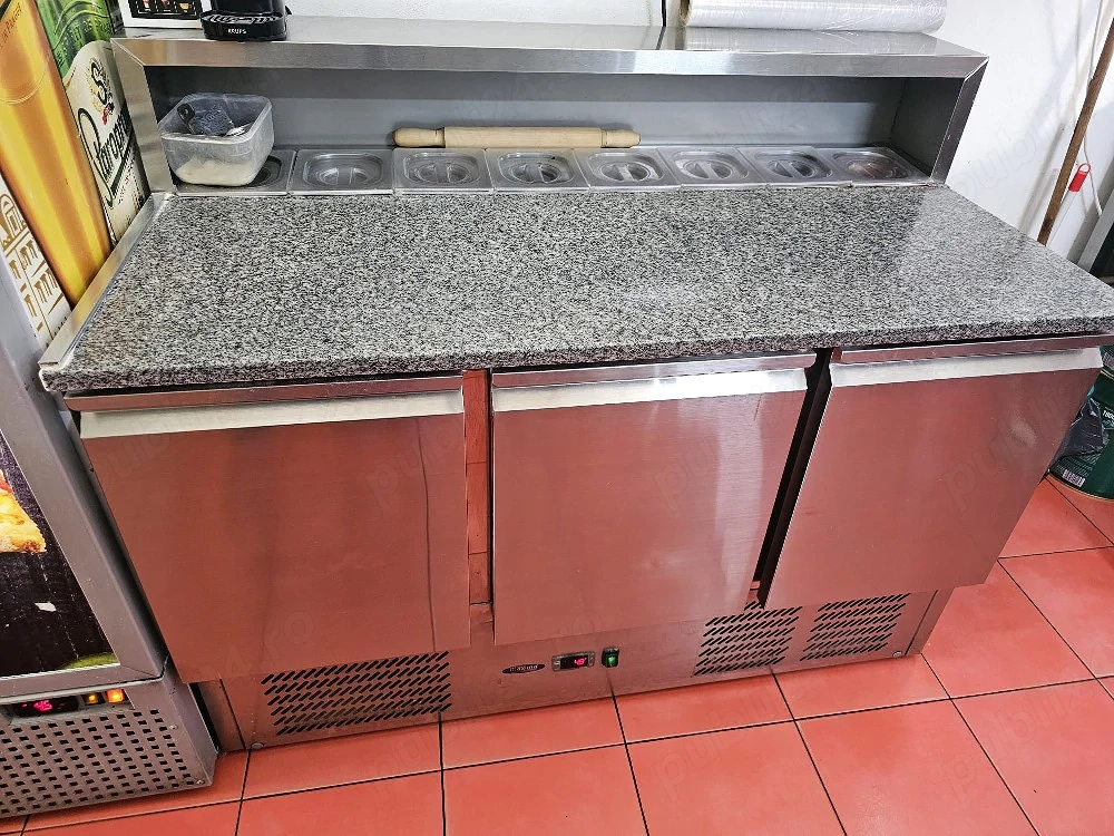 Vand masa frigorifica profesionala pentru pizza si salate cu 3 usi, blat din granit – ideala pentru pizzerii