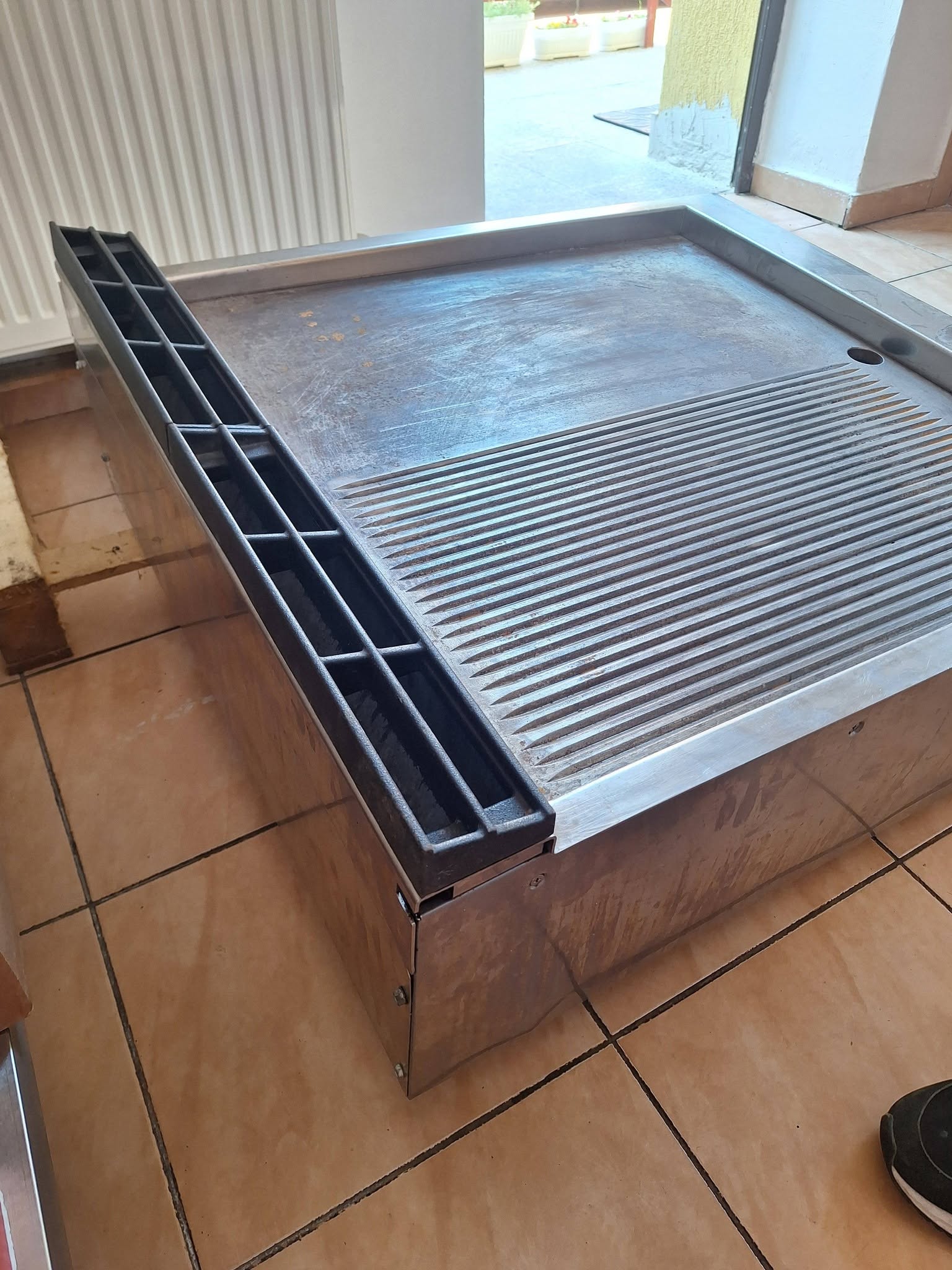 Plita Grill Profesionala Modular Italy 380V - Suprafata Neteda si Striata, Model de Banc, Inox Profesional - Imagine 3