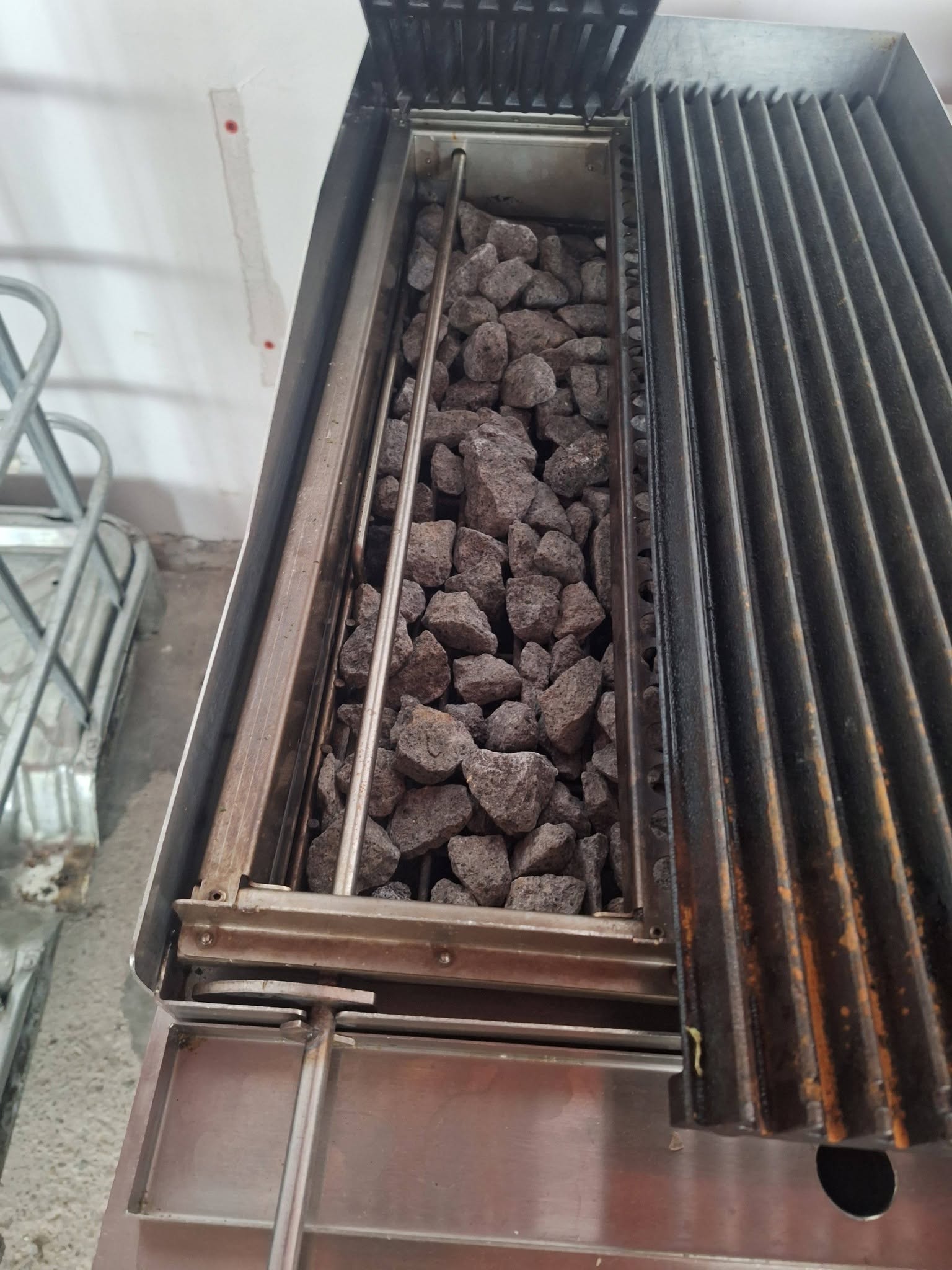 Grill Profesional cu Roca Vulcanica Virtus 40/70 pe Gaz - Fonta Grea, Aproape Nou - Imagine 3