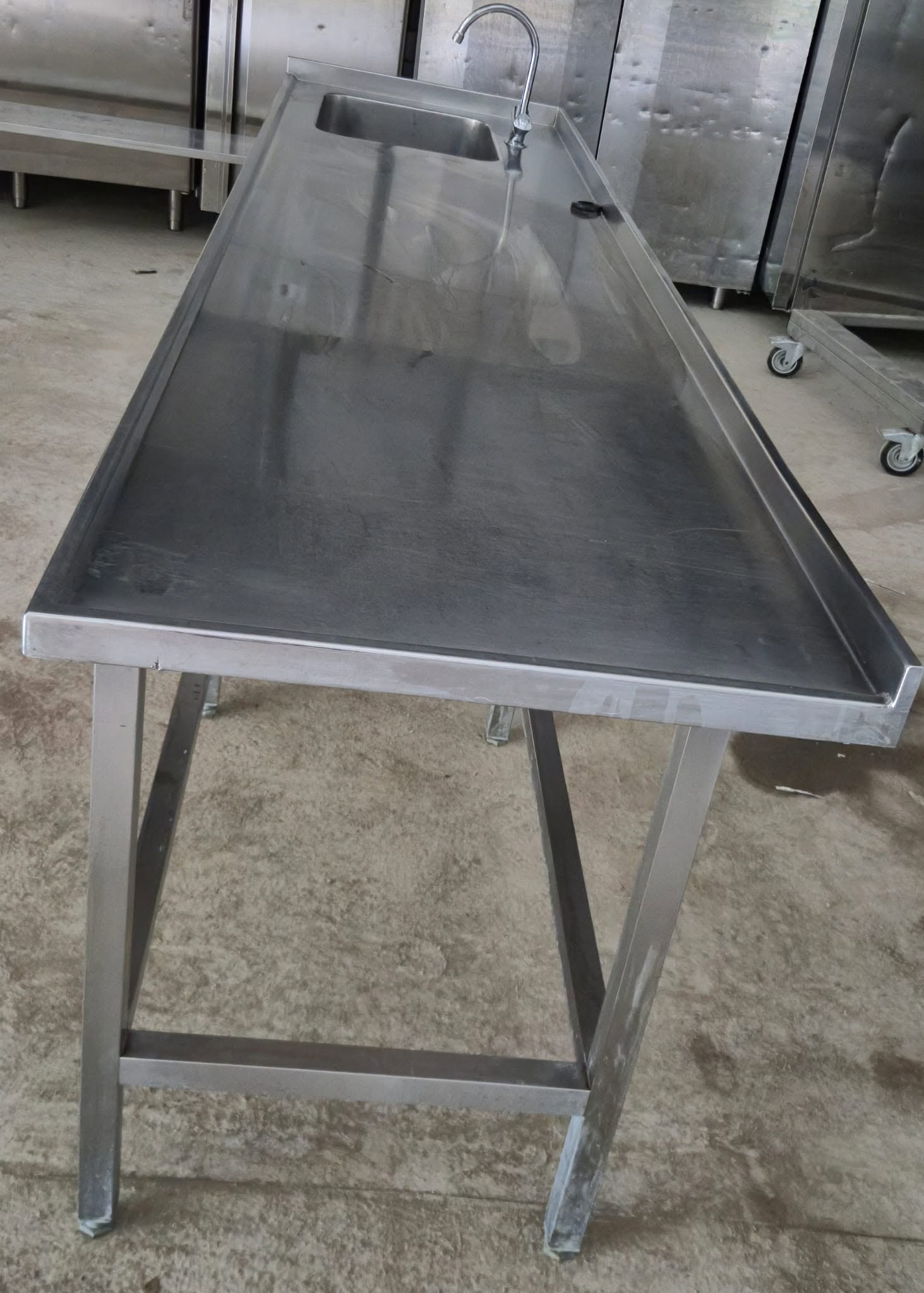 Masa Profesionala din Inox cu Chiuveta si Rebord pentru Colt - Ideala pentru Bucatarii HoReCa