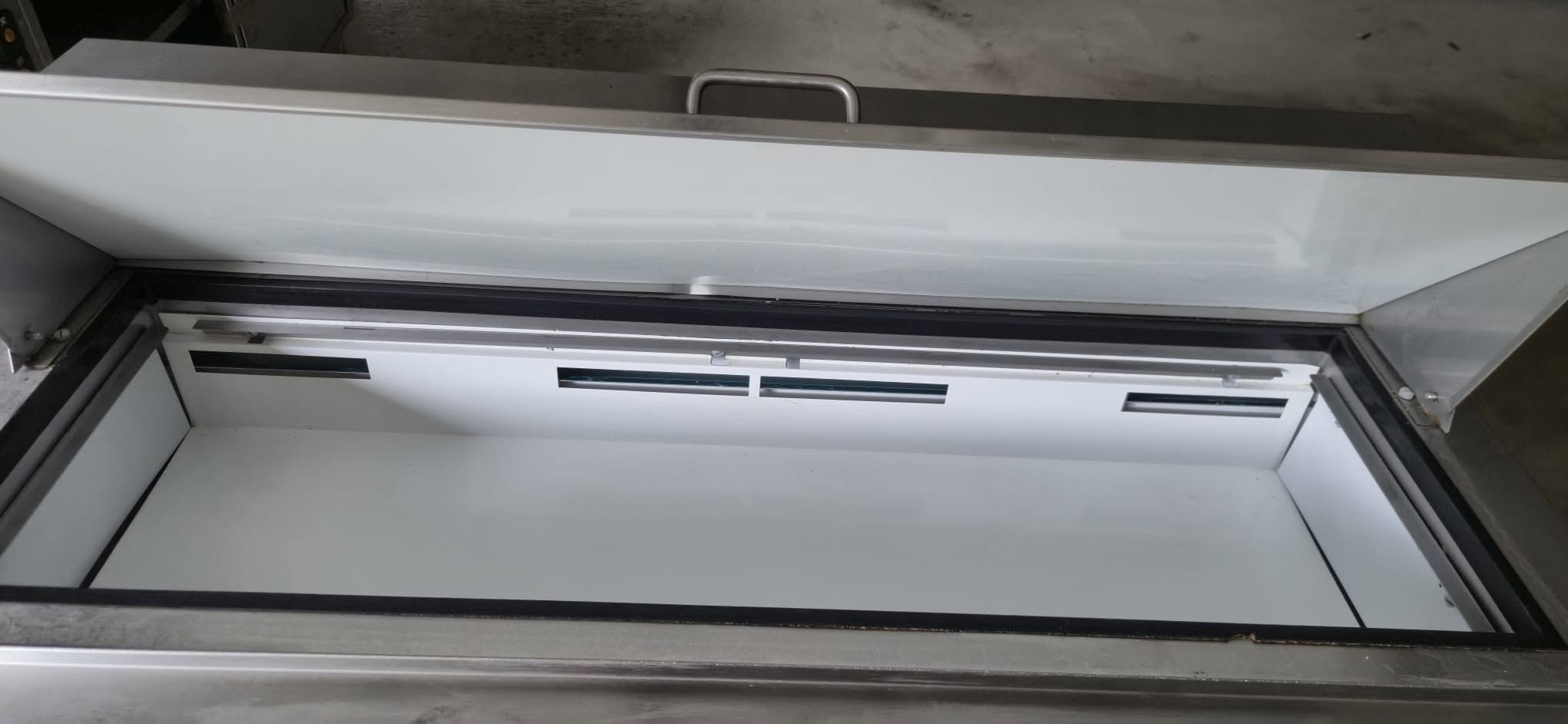 Masa Refrigerata Profesionala pentru Pizza si Salate cu Saladeta GN - 250 Litri, 220V