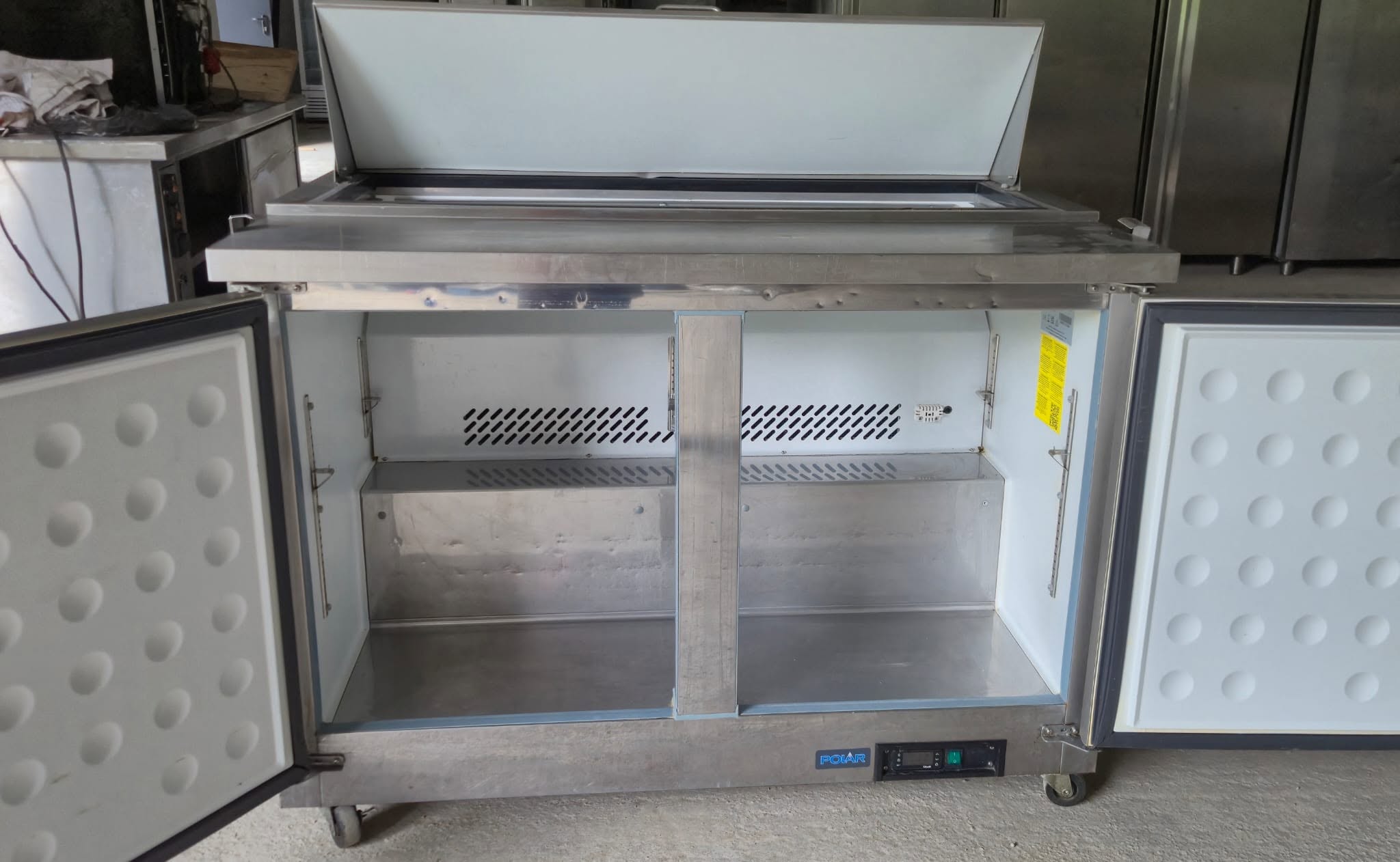 Masa Refrigerata Profesionala pentru Pizza si Salate cu Saladeta GN - 250 Litri, 220V - Imagine 3