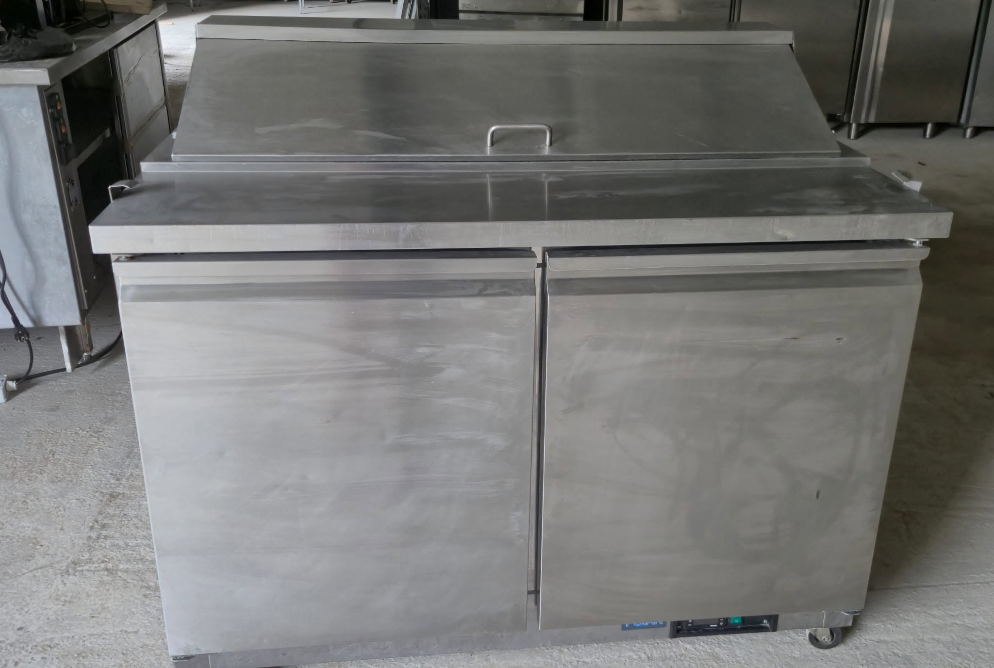 Masa Rece Profesionala cu Saladeta GN 1/1 - 250 Litri, Inox, 220V pentru Pizzerii si Fast Food - Imagine 3