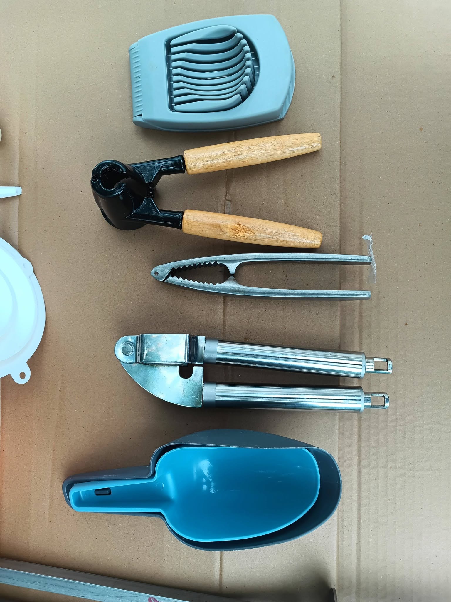 Set Ustensile pentru Bucatarie | Presa Usturoi, Spargatoare Nuci, Feliator Oua si Cupa Dozare HoReCa
