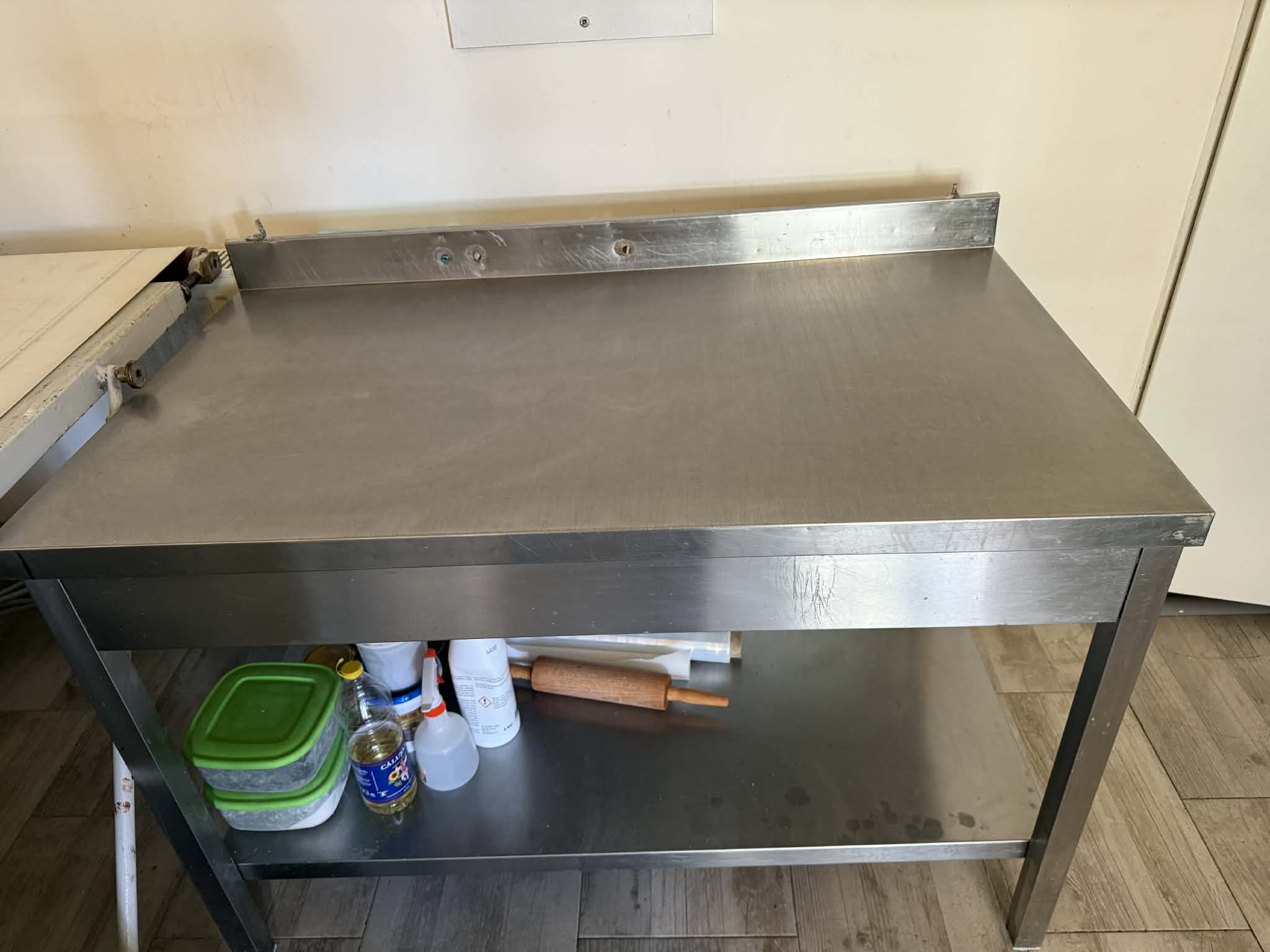 Masa inox profesionala cu rebord si polita inferioara pentru restaurante, fast-food, pizzerii si bucatarii HoReCa