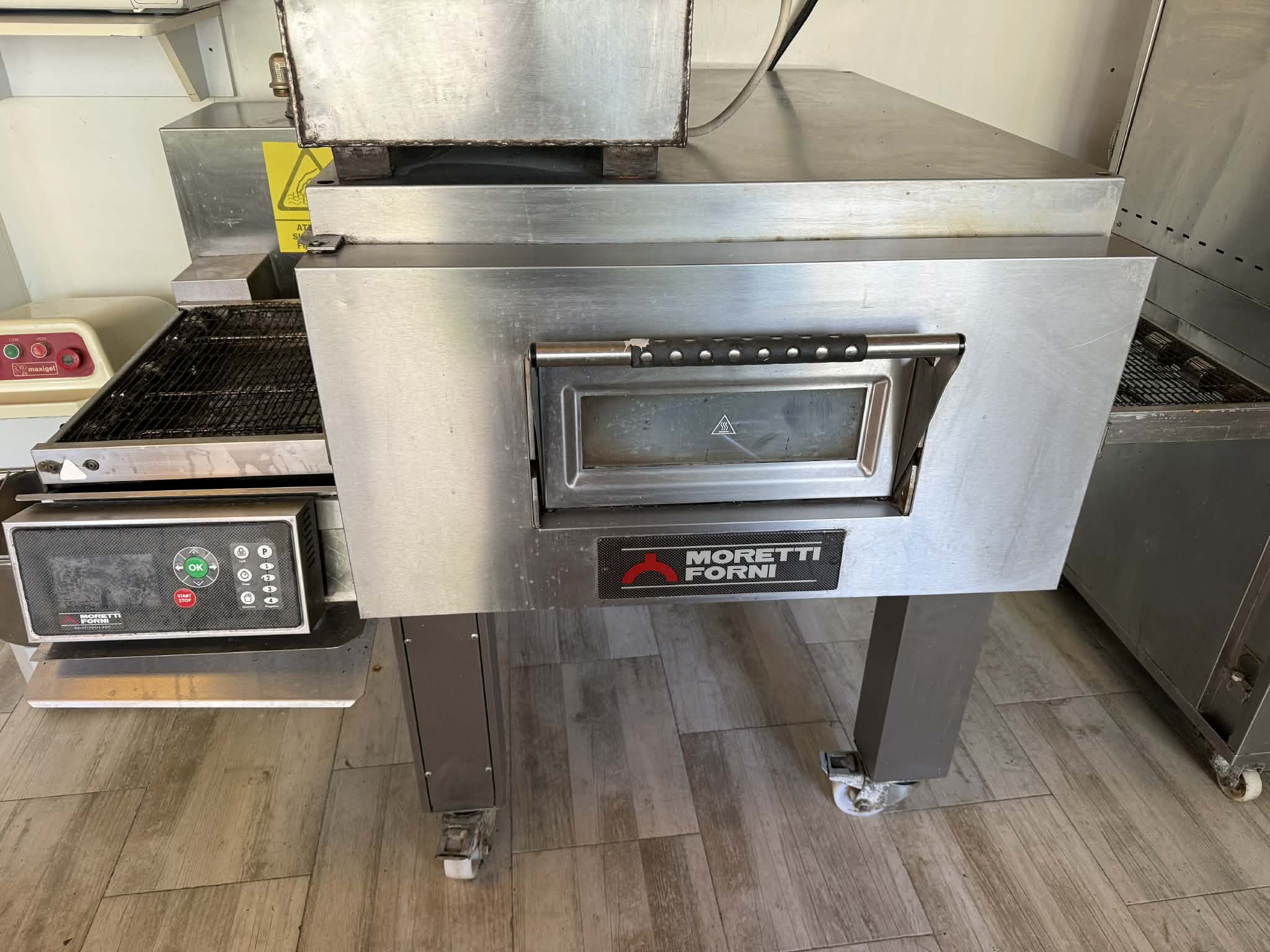 Cuptor profesional Moretti Forni cu banda transportoare pentru pizza, panificatie si HoReCa