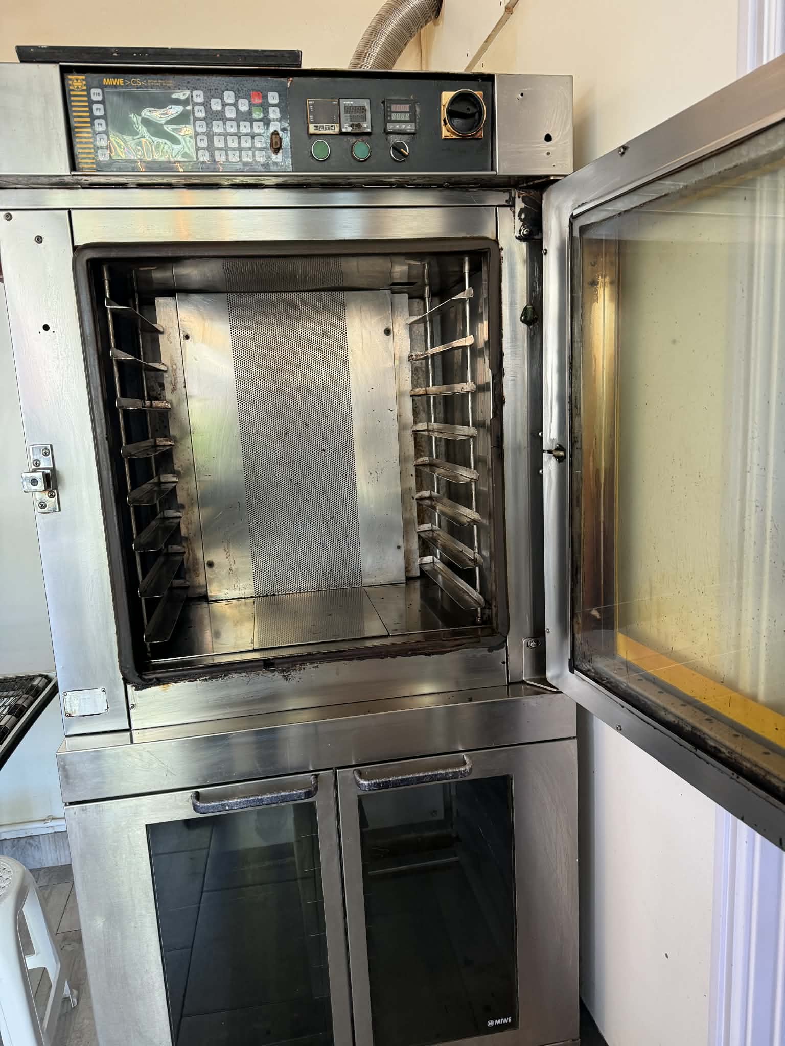 Cuptor profesional Miwe CS cu convectie si dospitor incorporat pentru brutarii, patiserii si cofetarii HoReCa