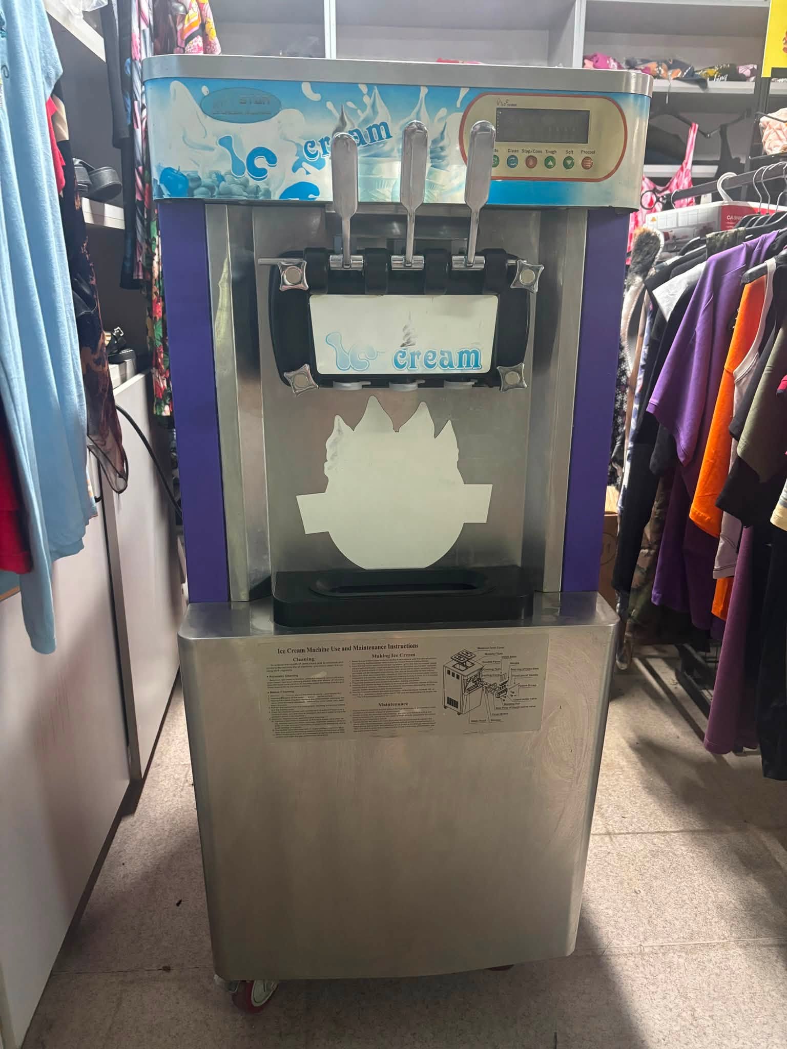 Vând aparat profesional de înghețată soft 2+1 arome, trifazic, ideal pentru gelaterii, cofetării, restaurante, cafenele, fast-food, hoteluri și alte afaceri HoReCa - Imagine 2