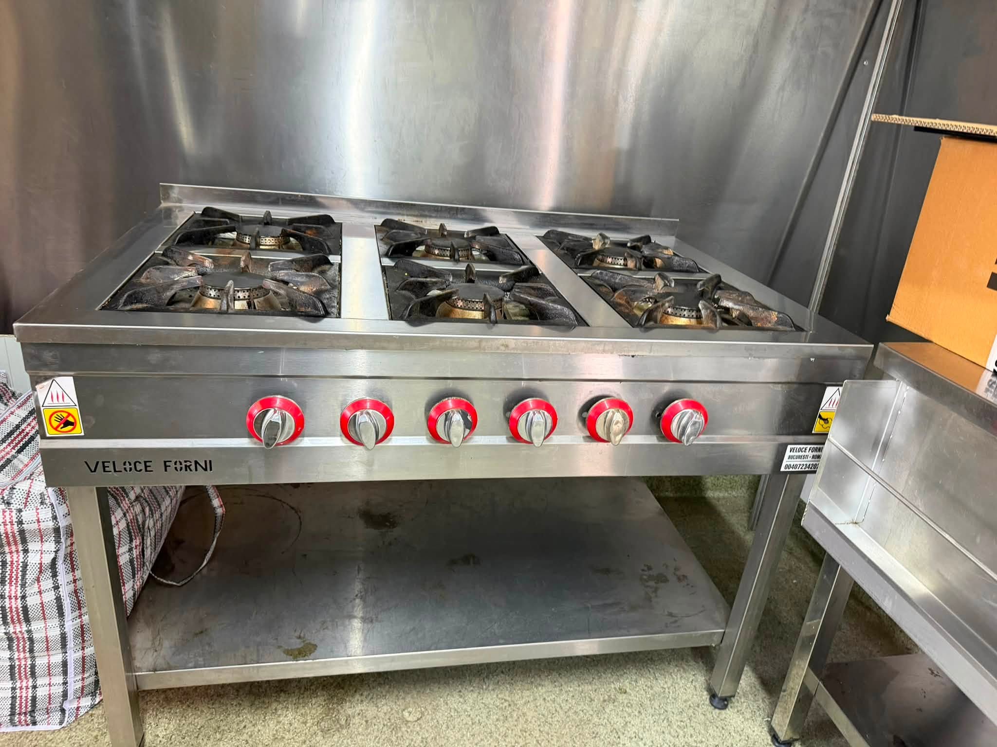 Aragaz profesional pe gaz cu 6 ochiuri pentru restaurante si bucatarii HoReCa