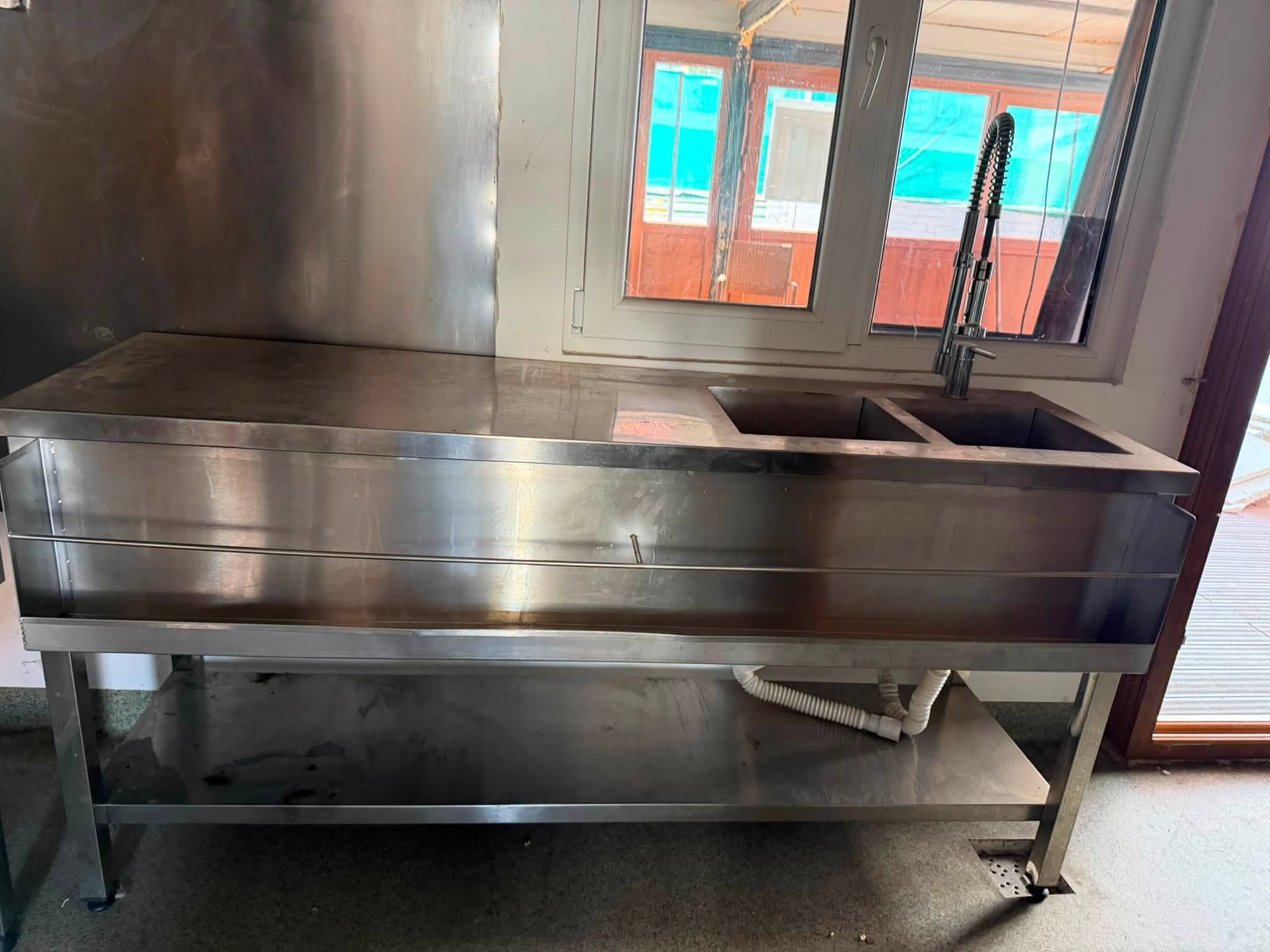 Masa profesionala din inox cu chiuveta dubla si polita inferioara pentru HoReCa
