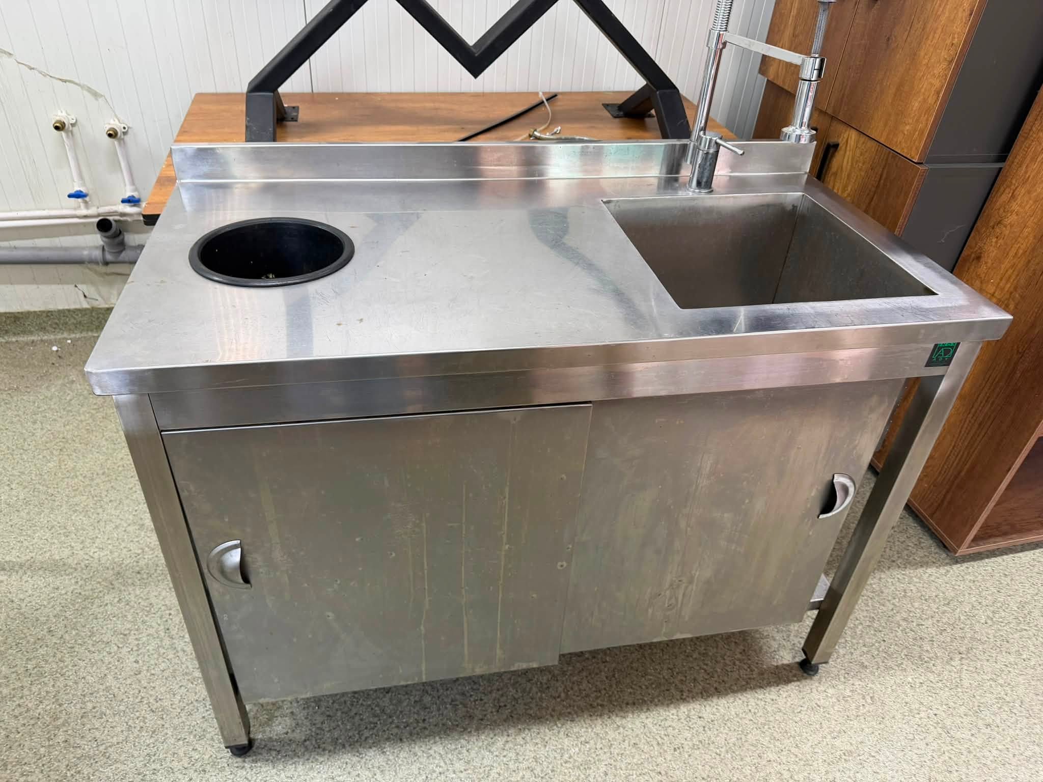 Masa profesionala din inox cu chiuveta, suport pentru deseuri si dulap cu usi glisante