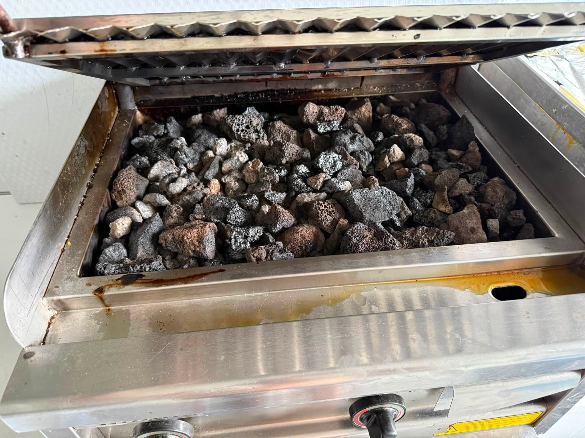 Grill profesional pe gaz cu roca vulcanica pentru restaurante si bucatarii HoReCa - Imagine 2