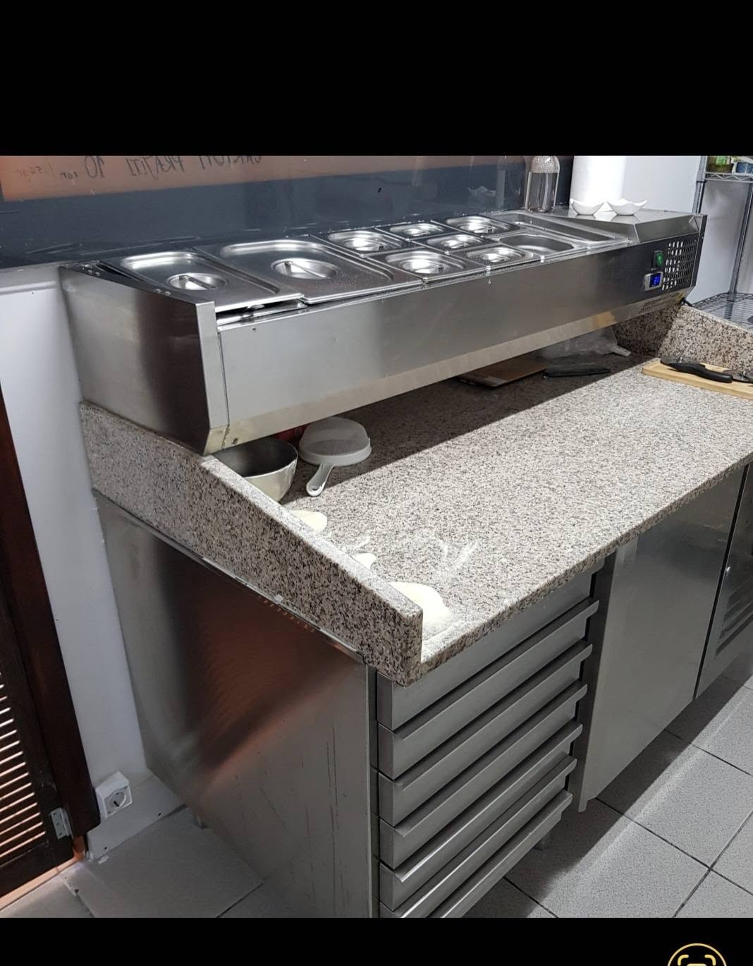 Masa frigorifica profesionala pentru pizza cu blat din granit fara vitrina ingrediente GN