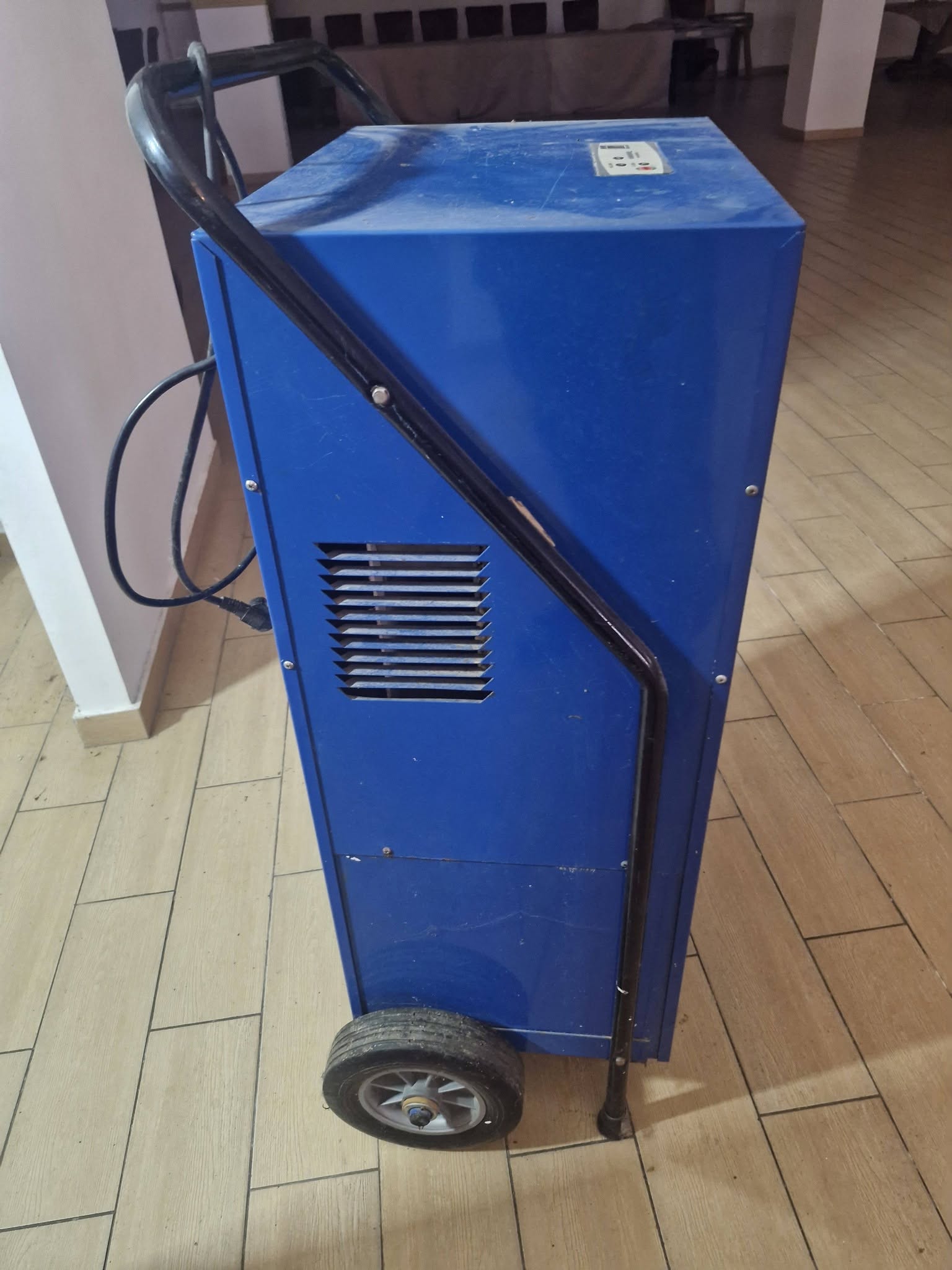 Dezumidificator profesional industrial mobil – uscător de aer pentru restaurante, hoteluri, depozite și spații HoReCa