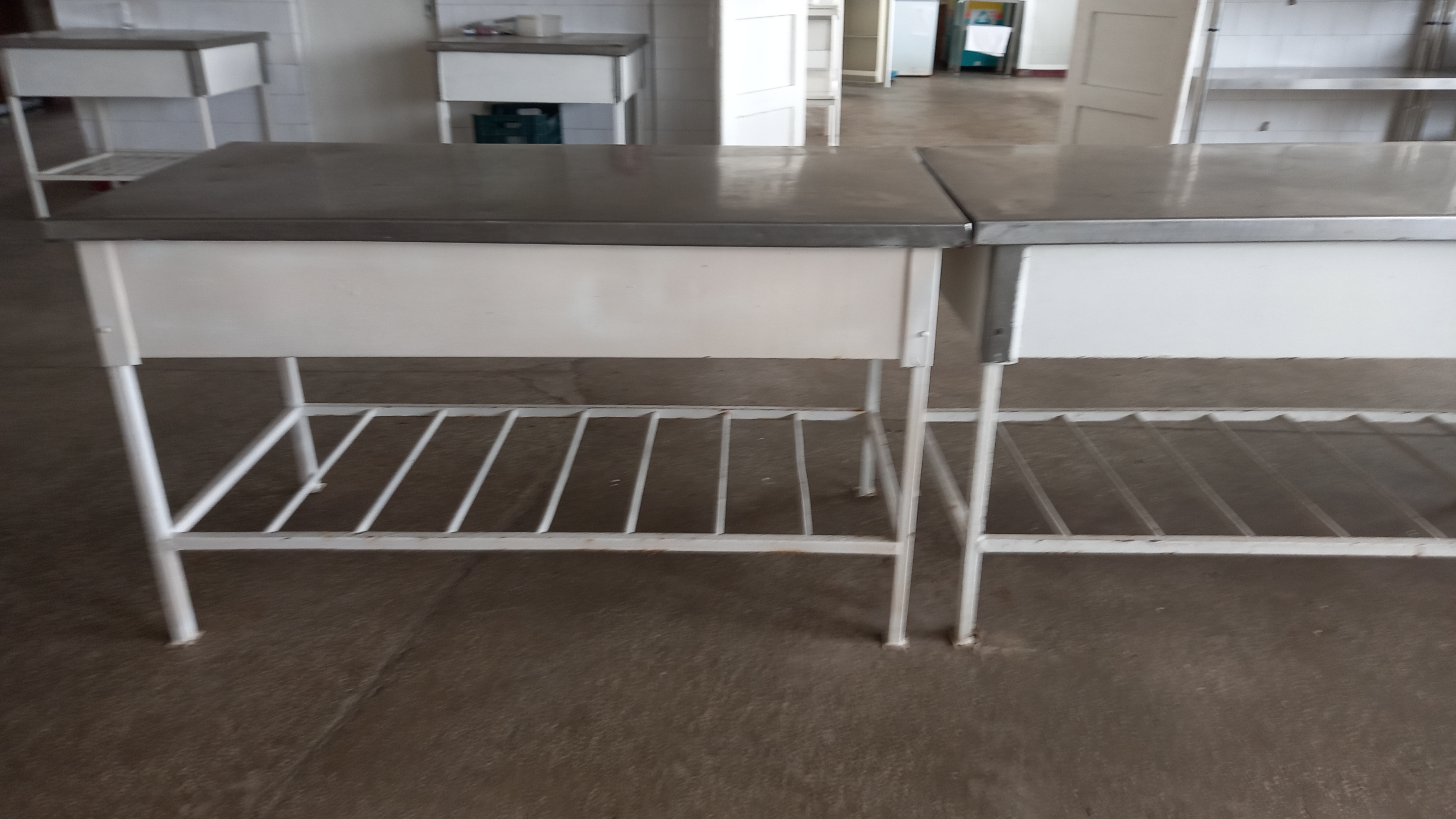 Mese/masa profesionale cu blat din inox și picioare metalice – ideale pentru bucătării HoReCa