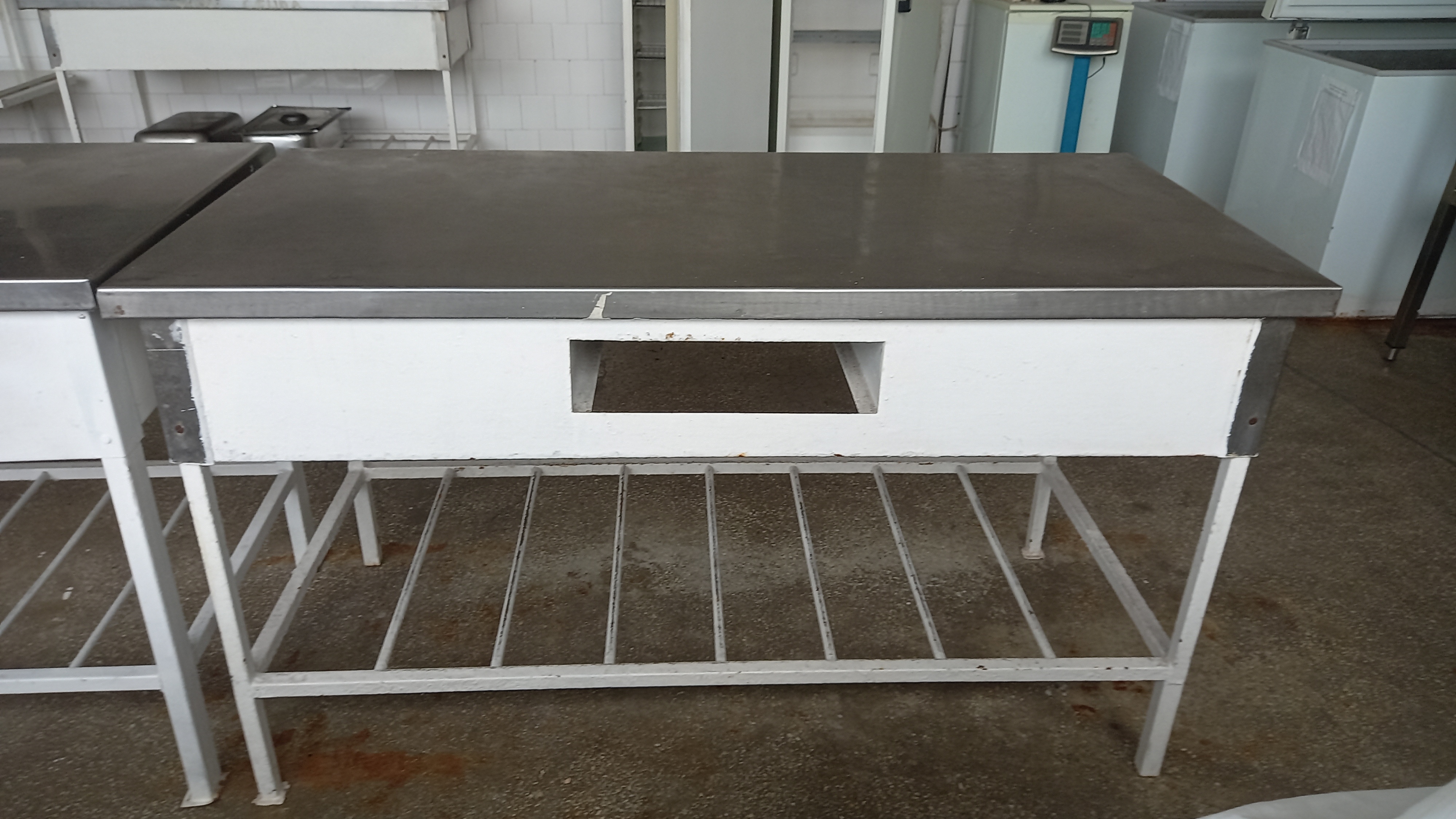 Mese/masa profesionale cu blat din inox și picioare metalice – ideale pentru bucătării HoReCa - Imagine 2