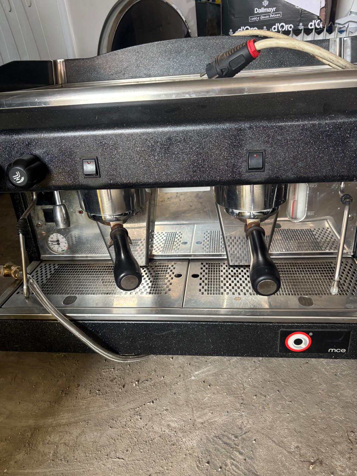 Aparat profesional cafea cu 2 brate - Espressor profesional de cafea cu 2 grupuri – Ideal pentru cafenele, restaurante și baruri