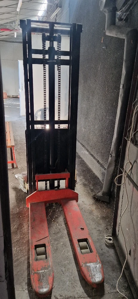 Transpaletă semielectrică profesională – Capacitate 1.500 kg | Ridicare până la 3,5 m - Imagine 2