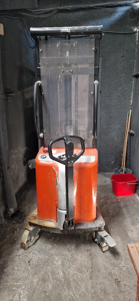 Transpaletă semielectrică profesională – Capacitate 1.500 kg | Ridicare până la 3,5 m - Imagine 3