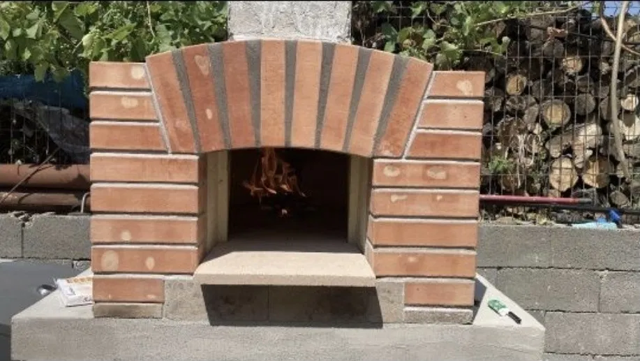 Cuptor Profesional pe Lemne pentru Pizza, Pâine și Cozonaci – Beton Refractar Italian, Foarte Bine Izolat