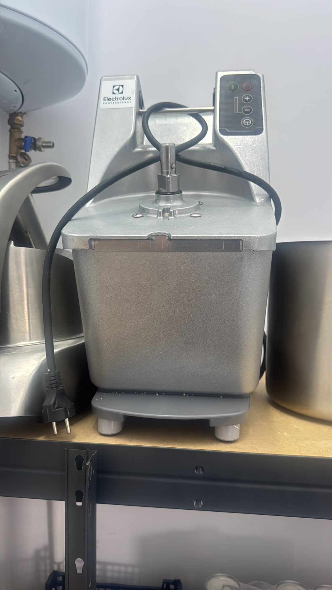 Robot Profesional Electrolux pentru Tăiere și Feliere Legume – Cuburi, Julienne, 6 Discuri Incluse, Ca Nou