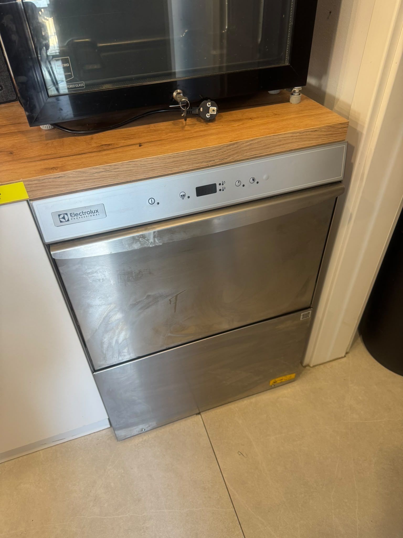 Mașină de Spălat Vase Profesională Electrolux – Cu Dozator Automat Detergent, Achiziționată Nouă