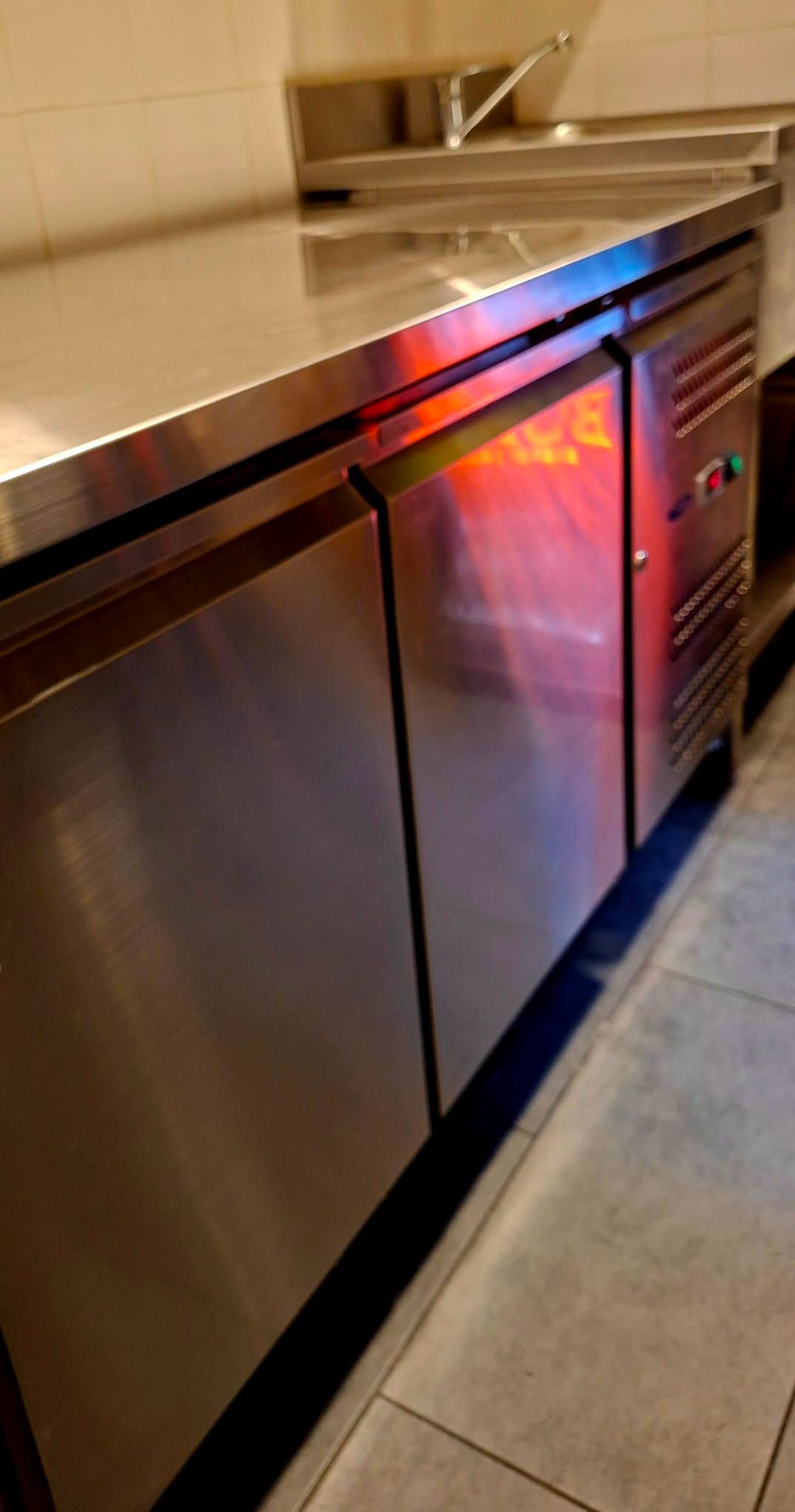 Masa frigorifica profesionala inox cu 2 usi - Blat de lucru refrigerat pentru restaurant, fast-food, pizzerie | Second Hand