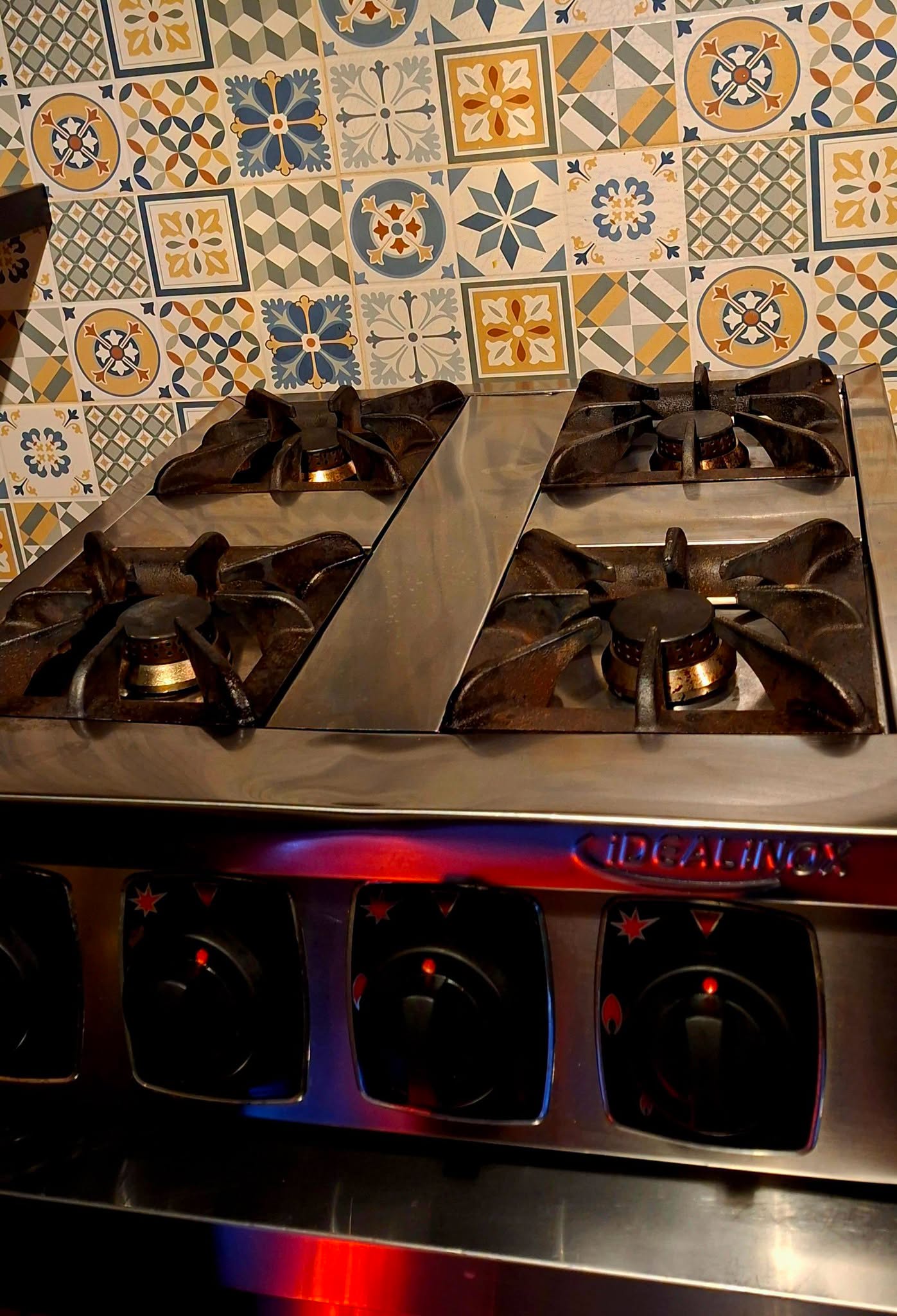 Aragaz profesional Idealinox pe gaz cu 4 arzatoare - Echipament HoReCa pentru restaurant, fast-food, pizzerie | Second Hand