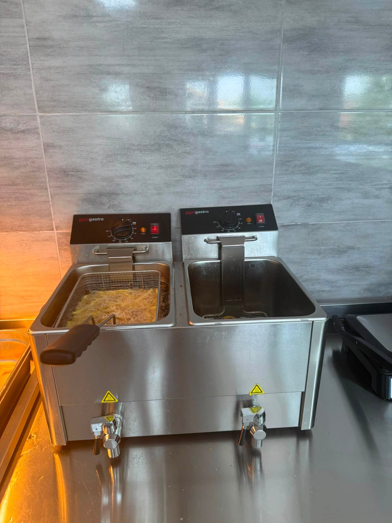 Friteuza profesionala electrica dubla GGMGastro din inox – 150 Euro | Echipament HoReCa