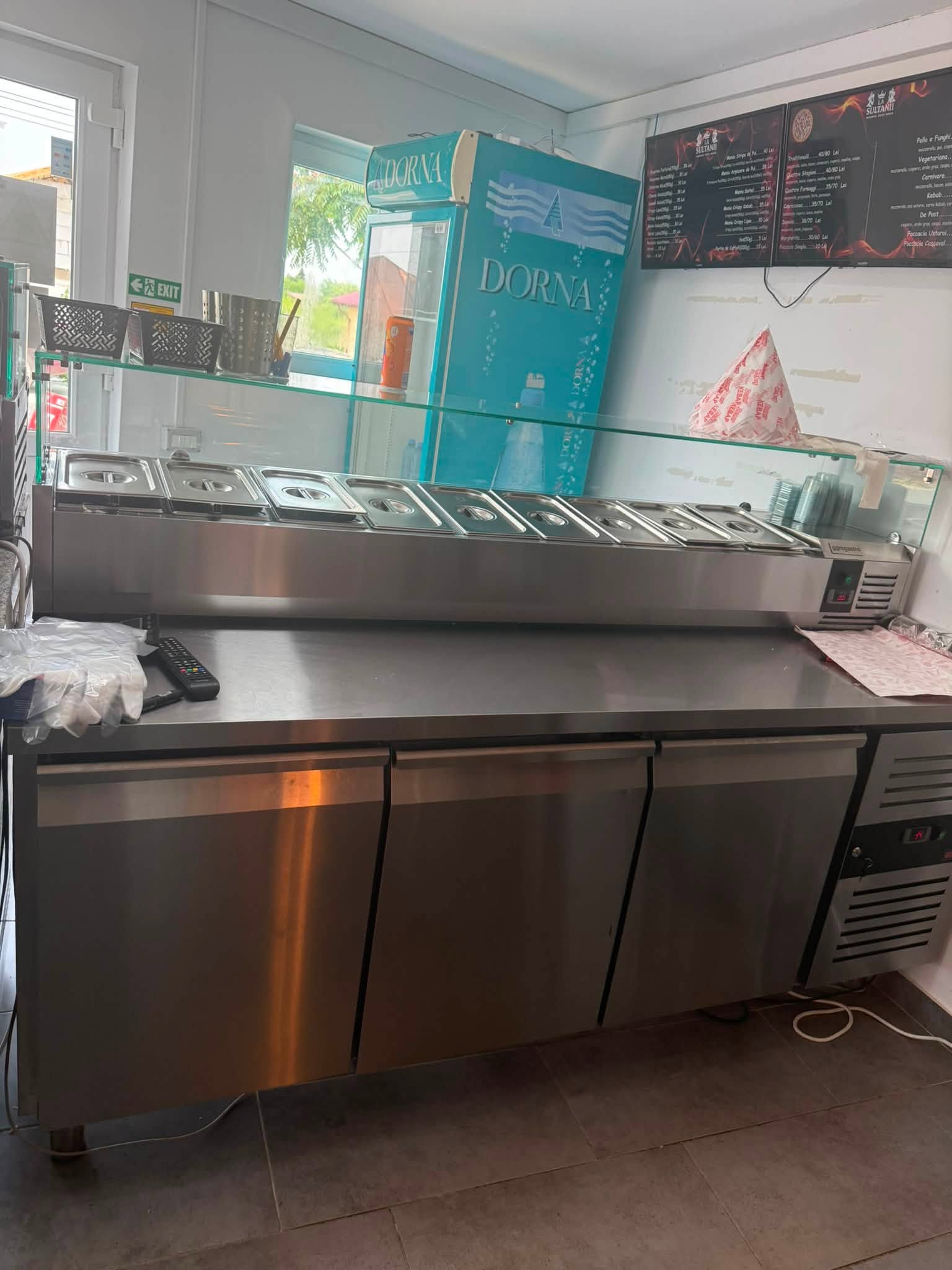 Masa refrigerata profesionala pentru pizza / preparare ingrediente cu vitrina frigorifica