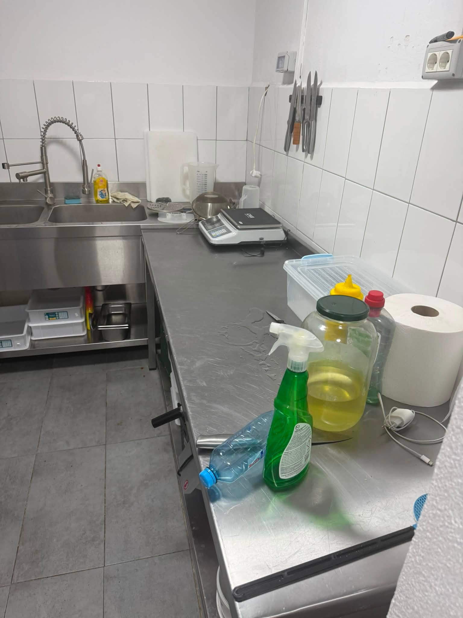 Masa inox profesionala de lucru cu chiuveta dubla – Mobilier HoReCa din inox