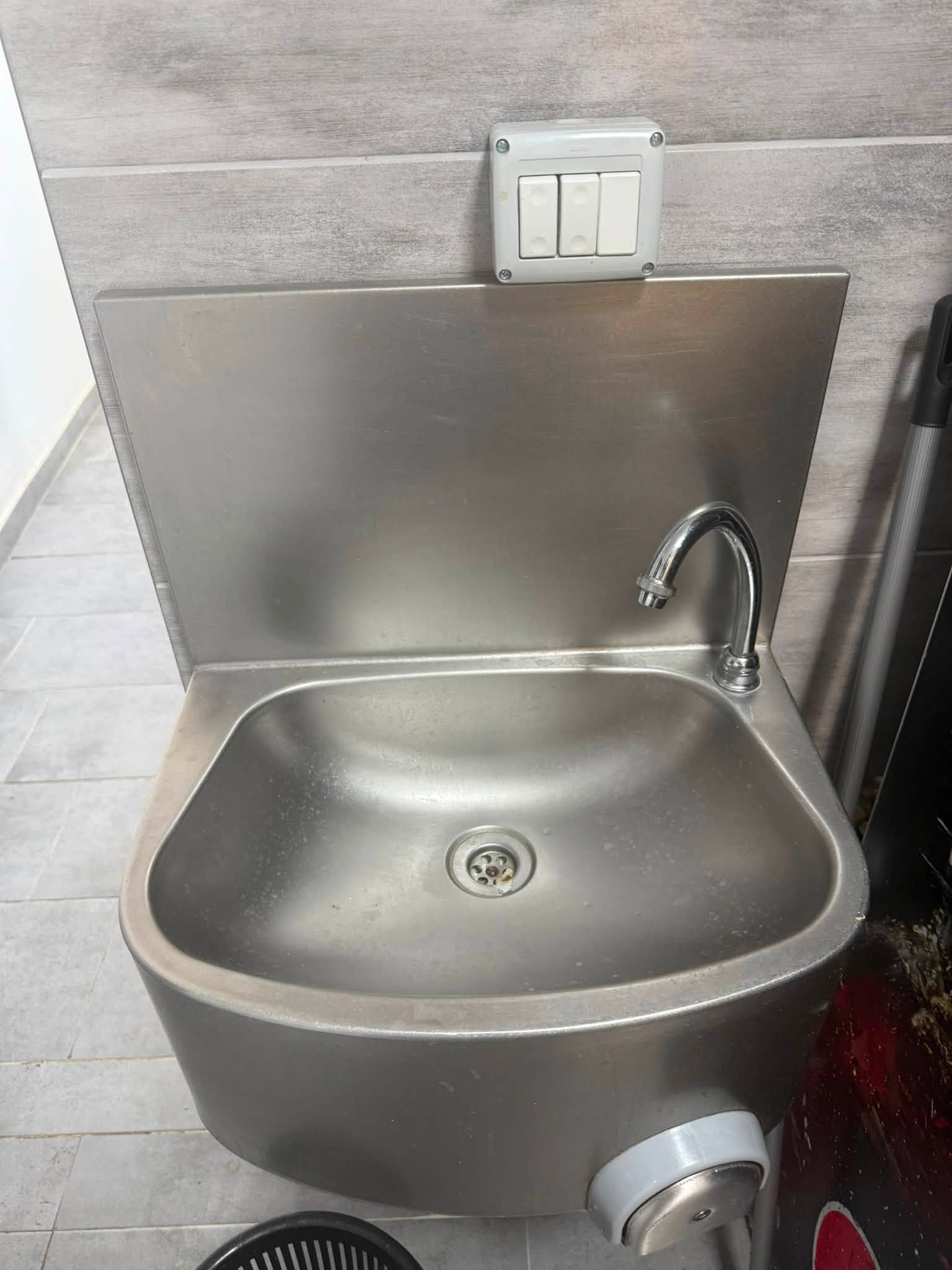 Chiuveta profesionala din inox cu actionare la genunchi – HoReCa – Spalator igienic inox