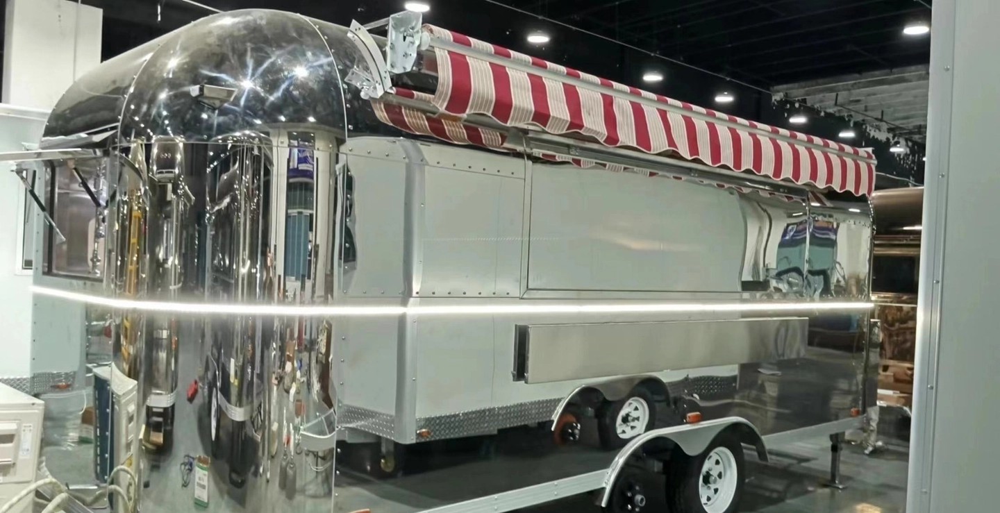 Rulota Food Truck Airstream 5.5M Complet Echipata – Inox, Omologata RAR, 2024