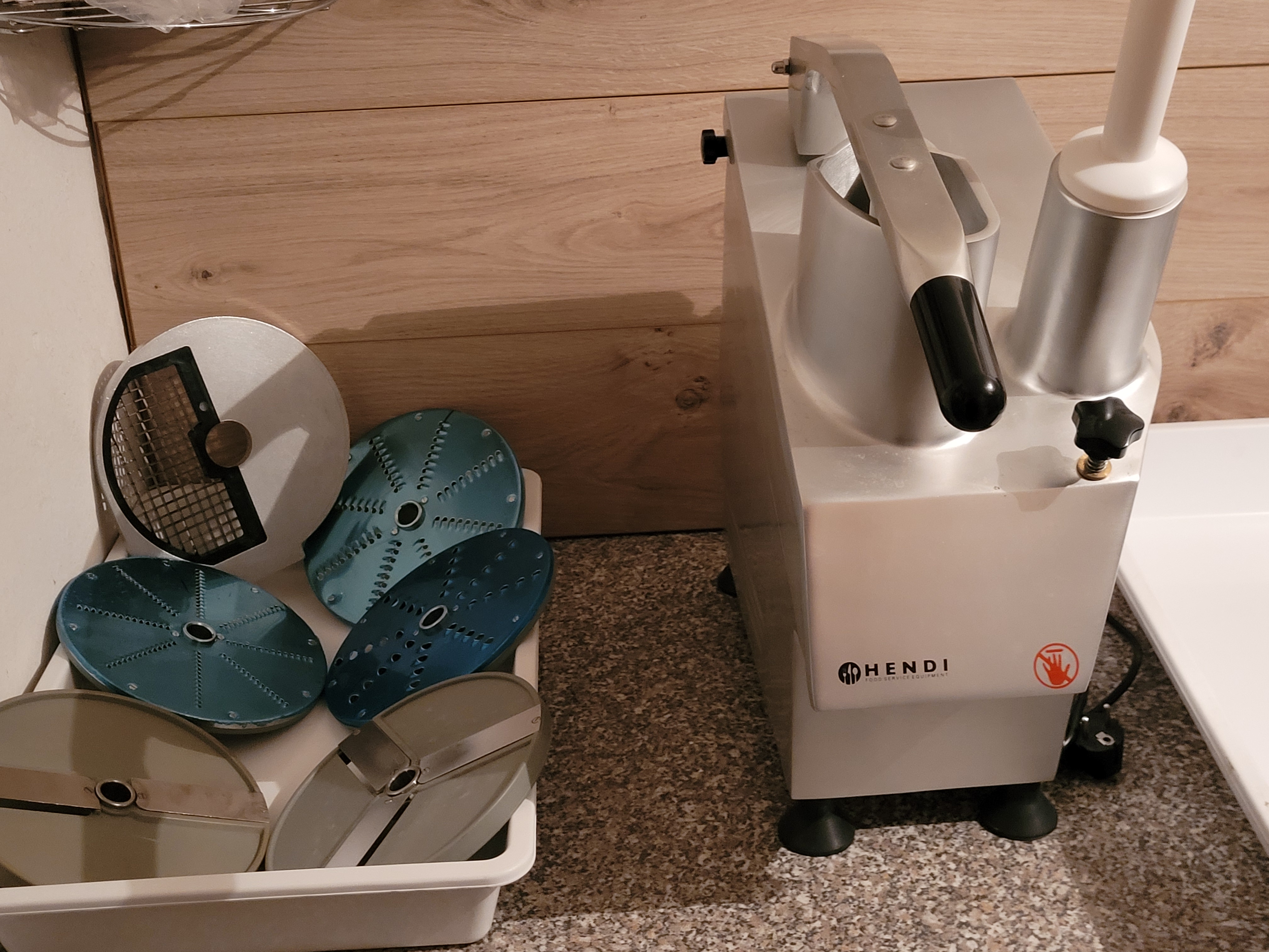 Tocator / robot profesional feliat legume, fructe, 550W, corp aluminiu, include  2 discuri taiere, 3 discuri razuire, 1 disc tăiere cuburi