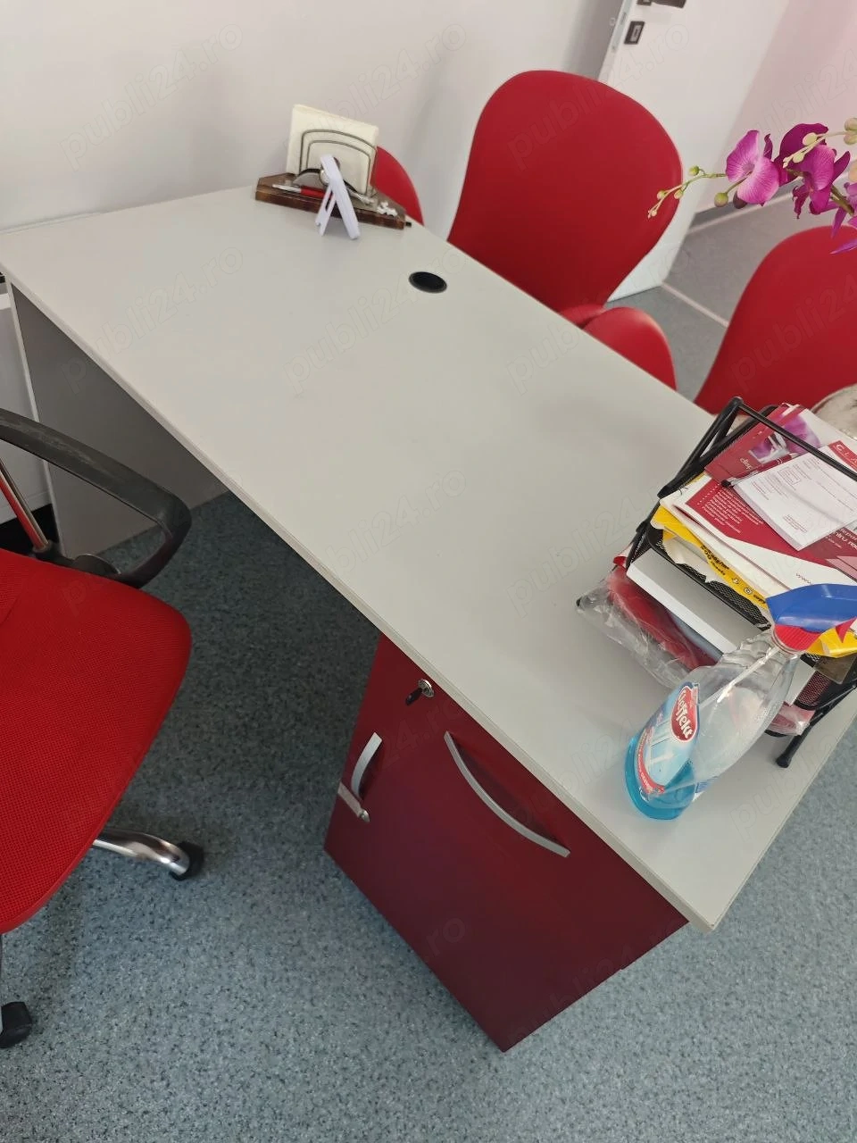 Set mobilier birou / receptie – birou managerial, scaun ergonomic si 2 fotolii