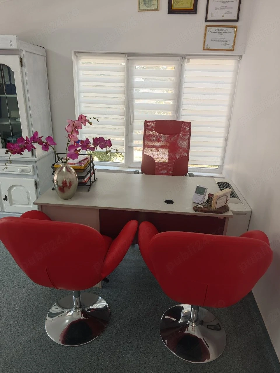 Set mobilier birou / receptie – birou managerial, scaun ergonomic si 2 fotolii - Imagine 2