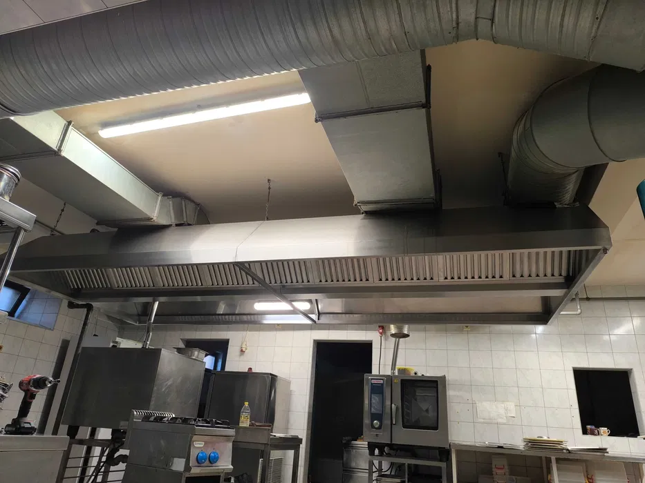 Sistem ventilatie profesionala bucatarie HoReCa – hota inox 4 m + ventilator Ruck 4450 m³/h