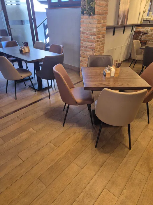 Mobilier HoReCa din lemn masiv de stejar – mese si scaune restaurant, bar, pub