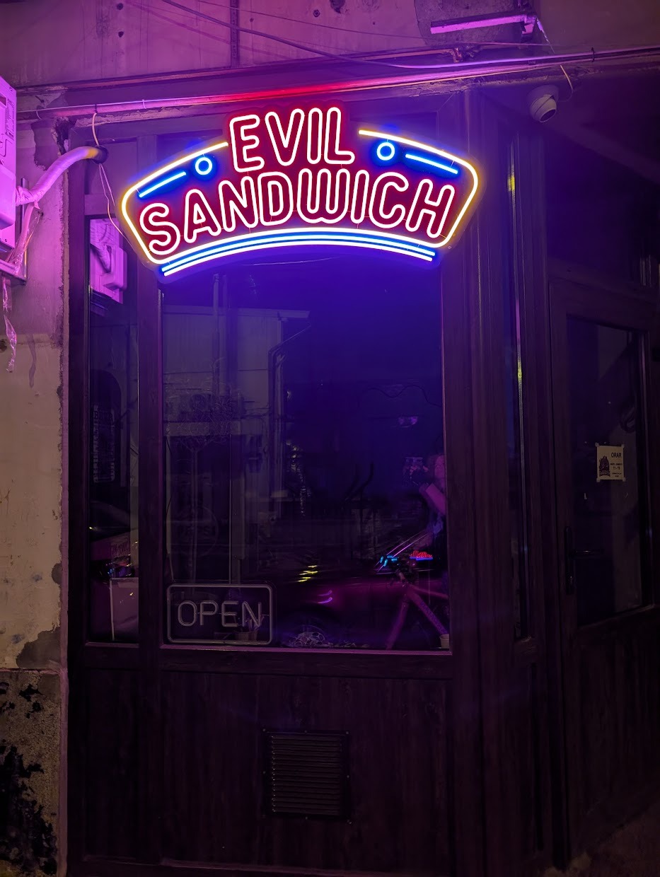 Reclama luminoasa LED Neon Evil Sandwich 120x35 cm – Restaurant Fast Food HoReCa